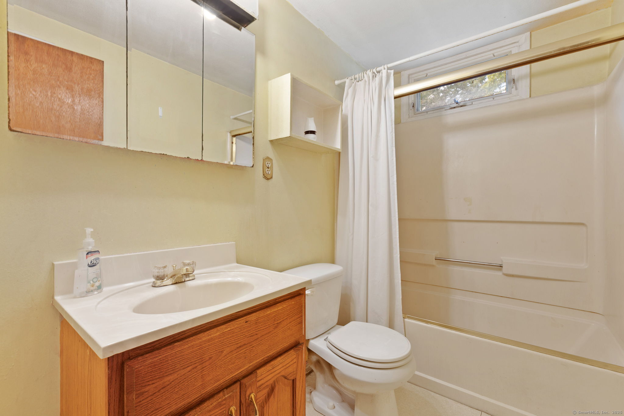 Windsor Locks, Connecticut 06096, United States, 3 Bedrooms Bedrooms, ,2 BathroomsBathrooms,Residential,Pending,199977