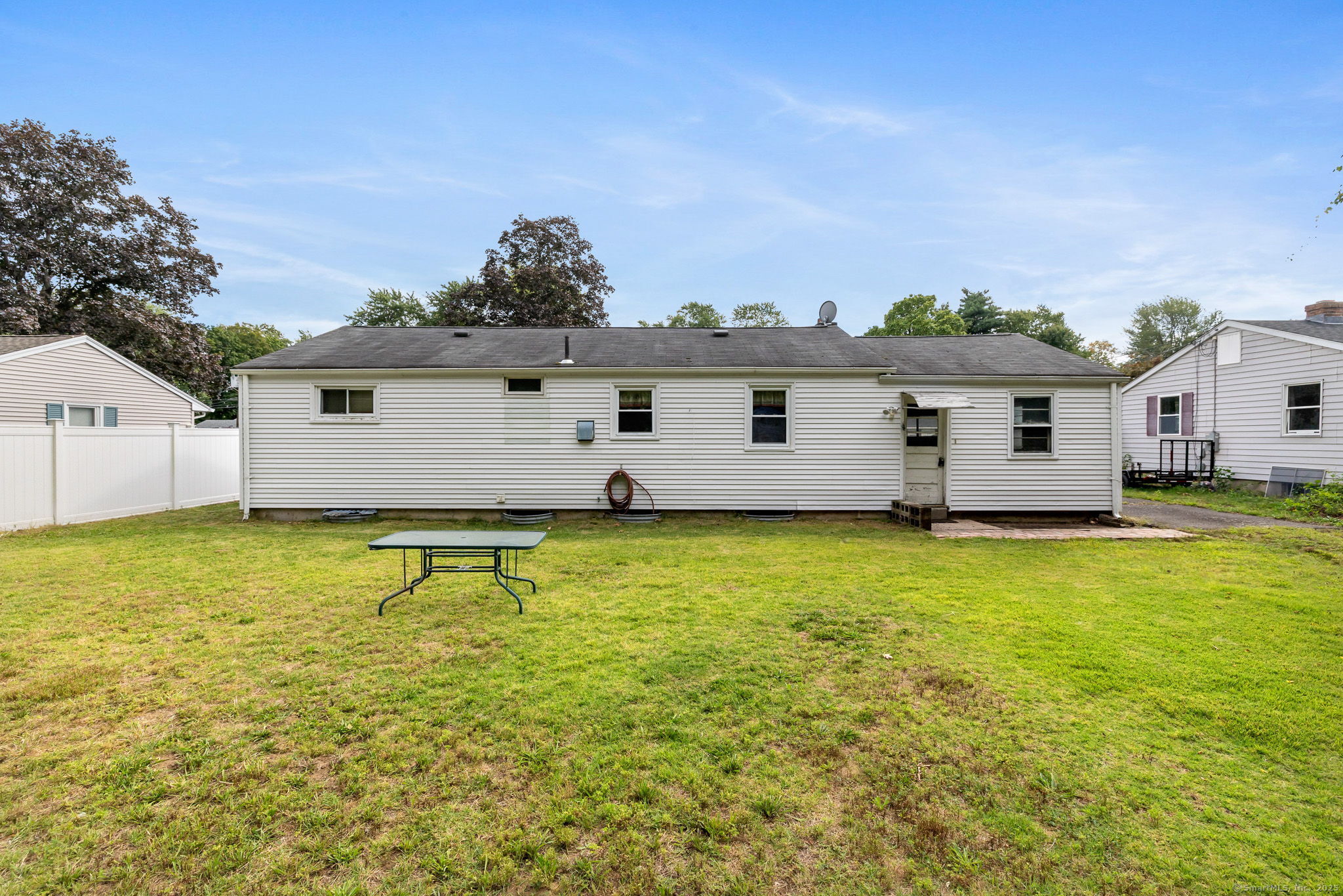 Windsor Locks, Connecticut 06096, United States, 3 Bedrooms Bedrooms, ,2 BathroomsBathrooms,Residential,Pending,199977