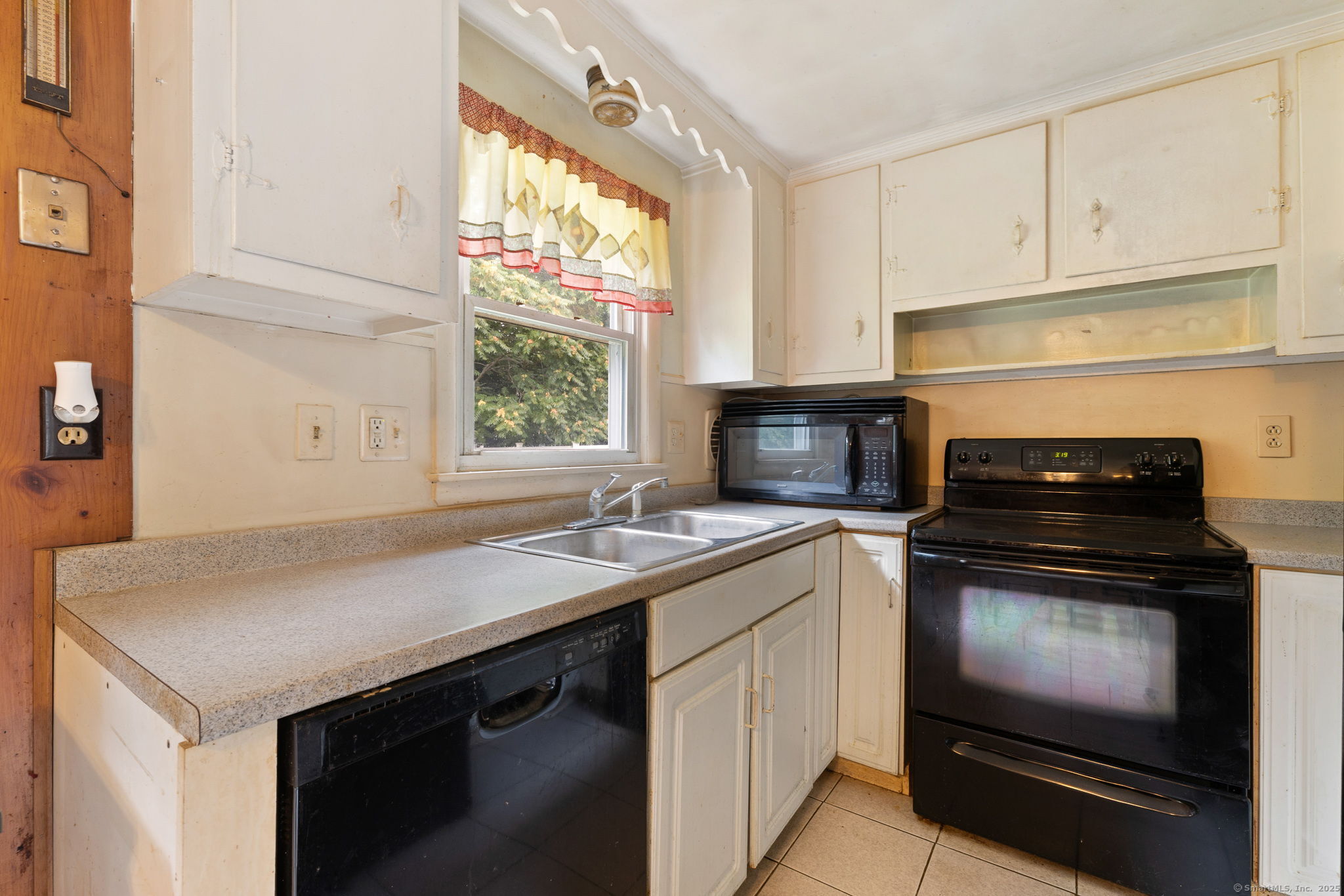 Windsor Locks, Connecticut 06096, United States, 3 Bedrooms Bedrooms, ,2 BathroomsBathrooms,Residential,Pending,199977