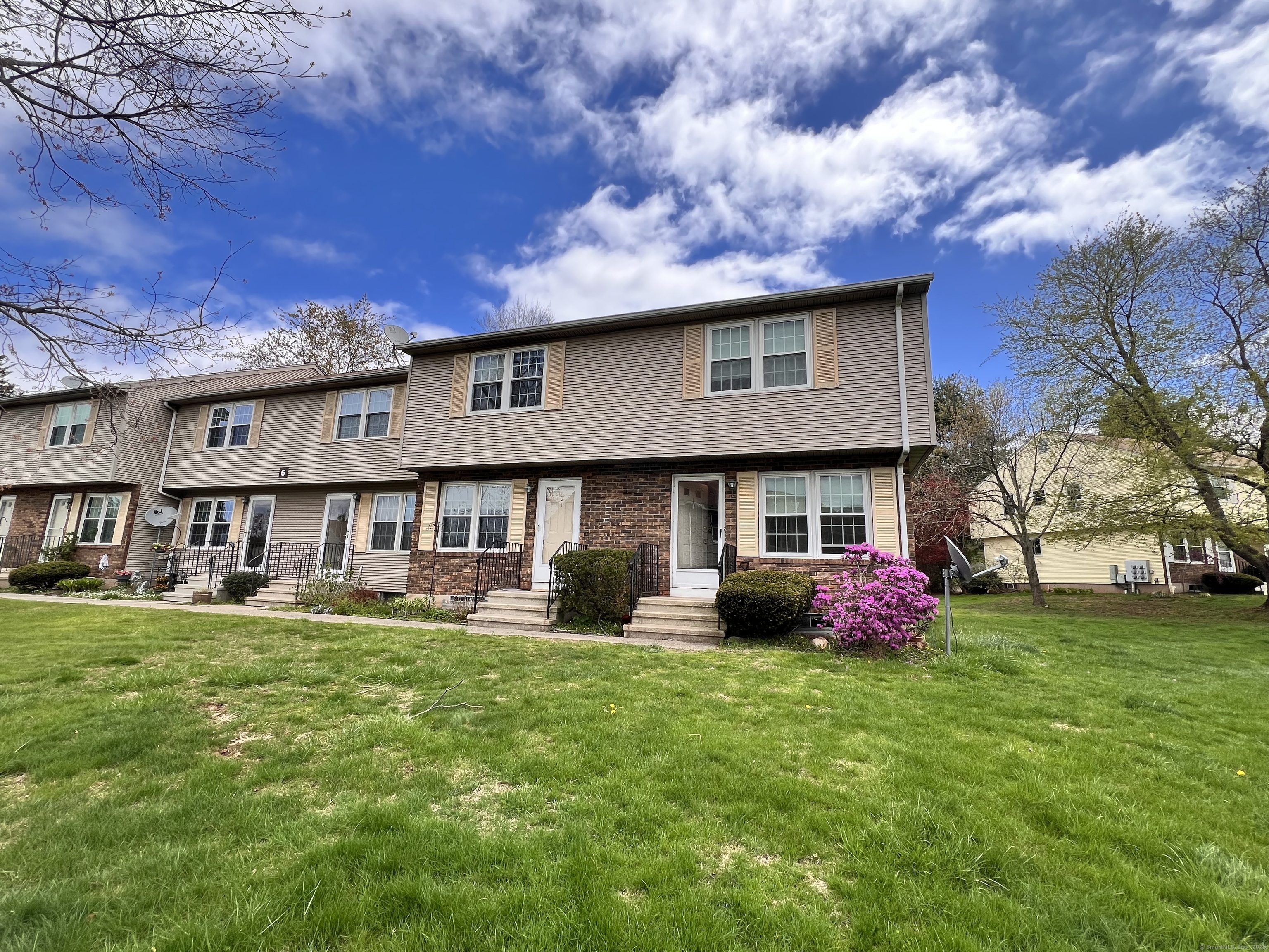 Countryside Lane 1, Middletown, Connecticut - 2 Bedrooms  
2 Bathrooms  
4 Rooms - 