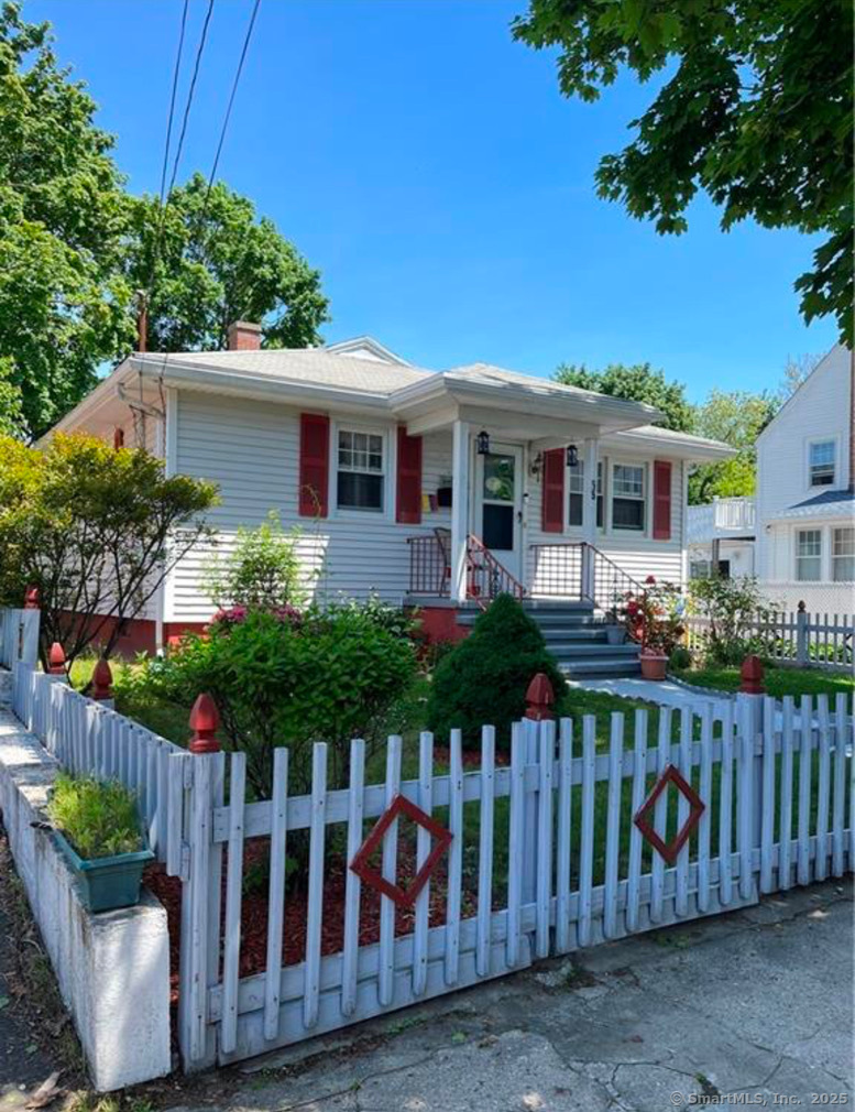 Rose Street, Bridgeport, Connecticut - 2 Bedrooms  
1 Bathrooms  
5 Rooms - 