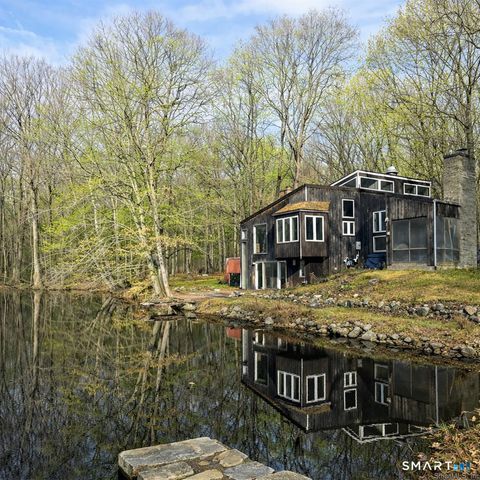 Photo of 860 Oakwood Road, Orange, CT 06477 (MLS # 24149176)