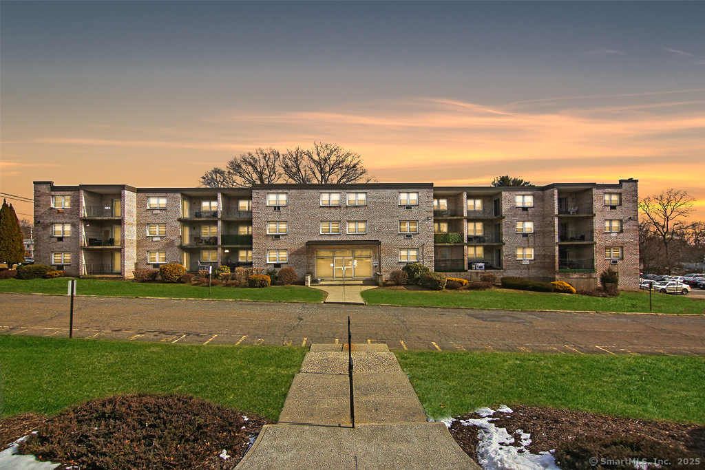 Meadowside Road Apt 312, Milford, Connecticut - 2 Bedrooms  
2 Bathrooms  
3 Rooms - 