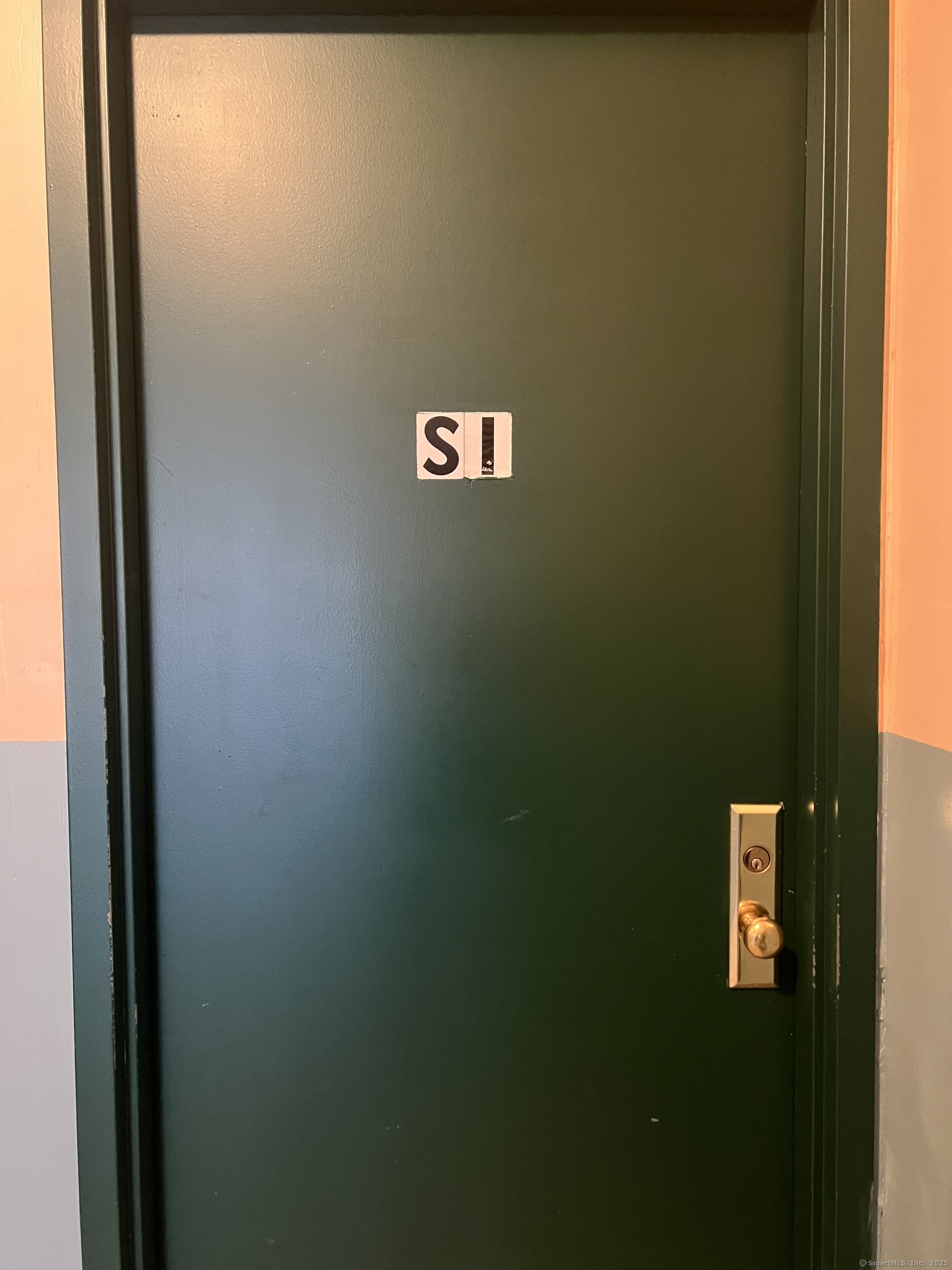 Bellevue Street, Hartford, Connecticut - 2 Bedrooms  
1 Bathrooms  
3 Rooms - 