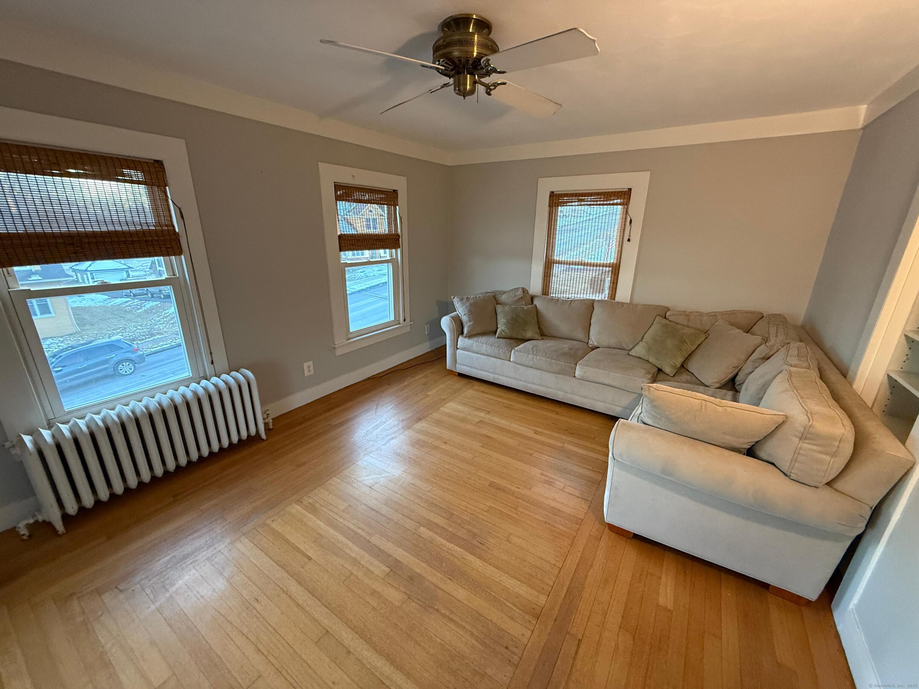 Knowles Avenue 2nd Floor, Southington, Connecticut - 2 Bedrooms  
1 Bathrooms  
5 Rooms - 