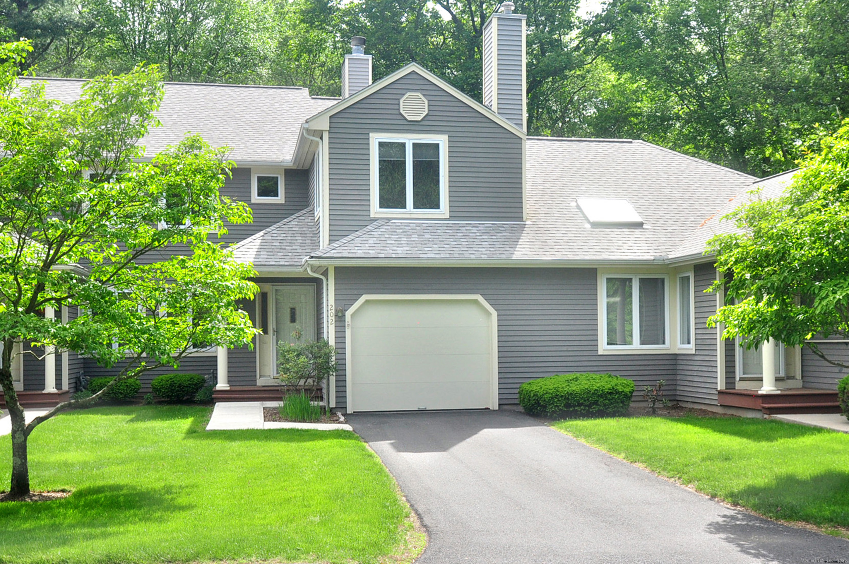 Property for Sale at Castlewood Drive 202, Bloomfield, Connecticut - Bedrooms: 2 
Bathrooms: 3 
Rooms: 5  - $283,000
