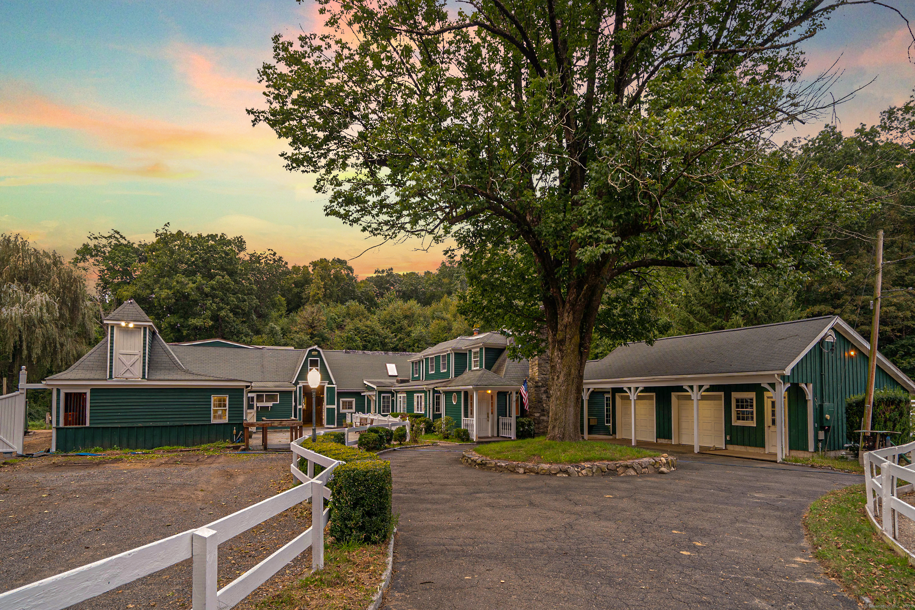 June Road, Stamford, Connecticut - 3 Bedrooms  
3 Bathrooms  
5 Rooms - 