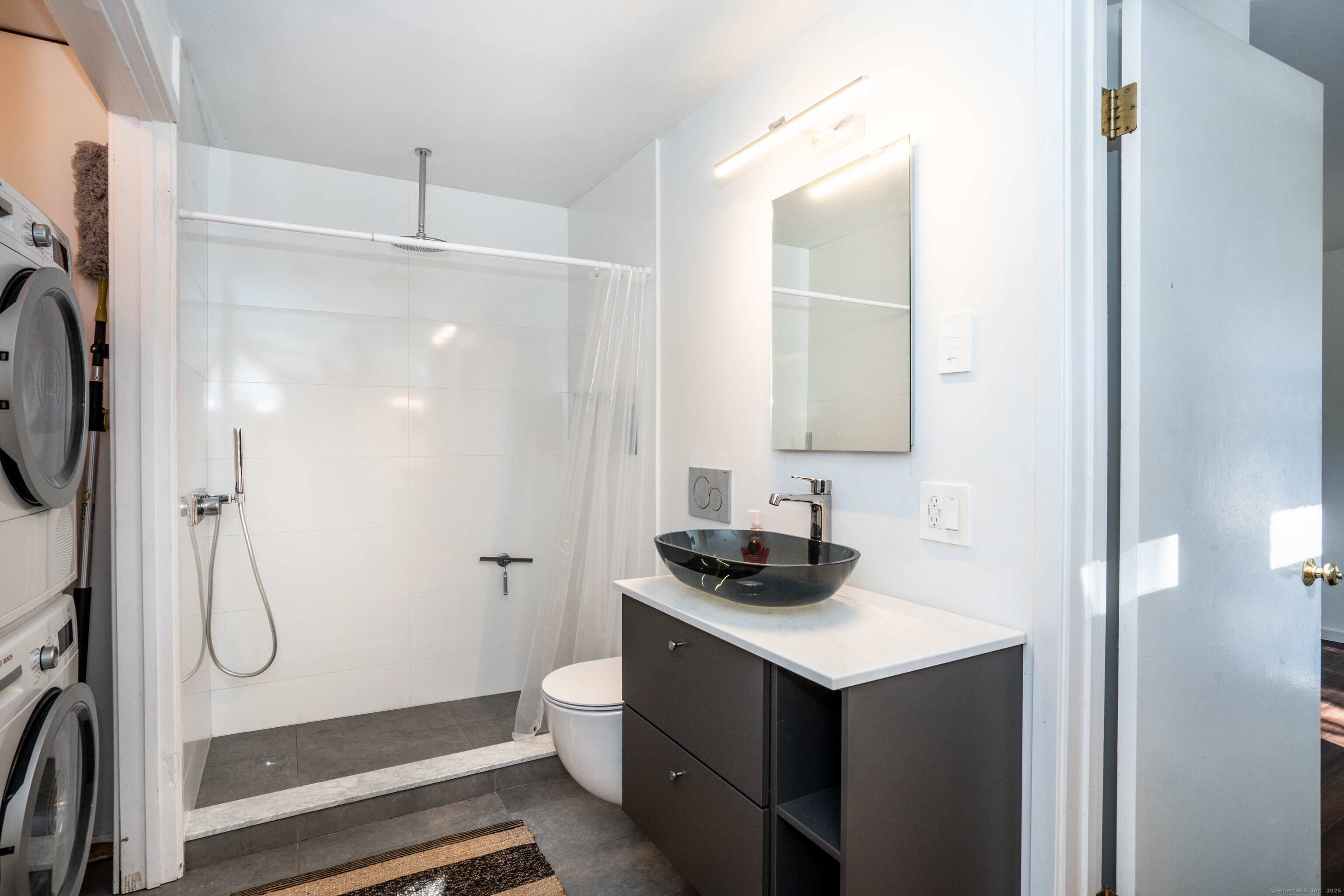 Avon, Connecticut 06001, United States, 2 Bedrooms Bedrooms, ,1 BathroomBathrooms,Residential,Active,235253