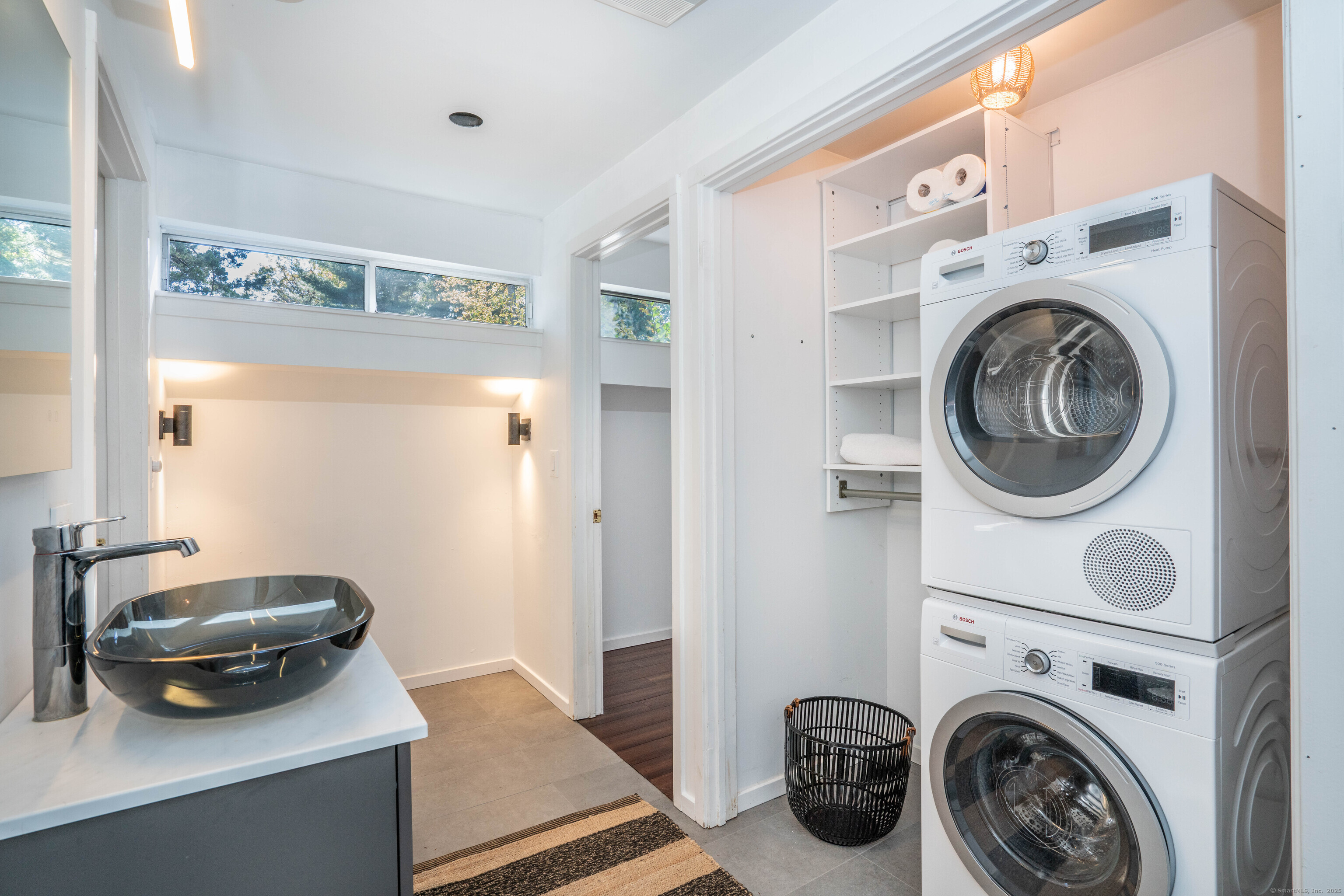 Avon, Connecticut 06001, United States, 2 Bedrooms Bedrooms, ,1 BathroomBathrooms,Residential,Active,235253