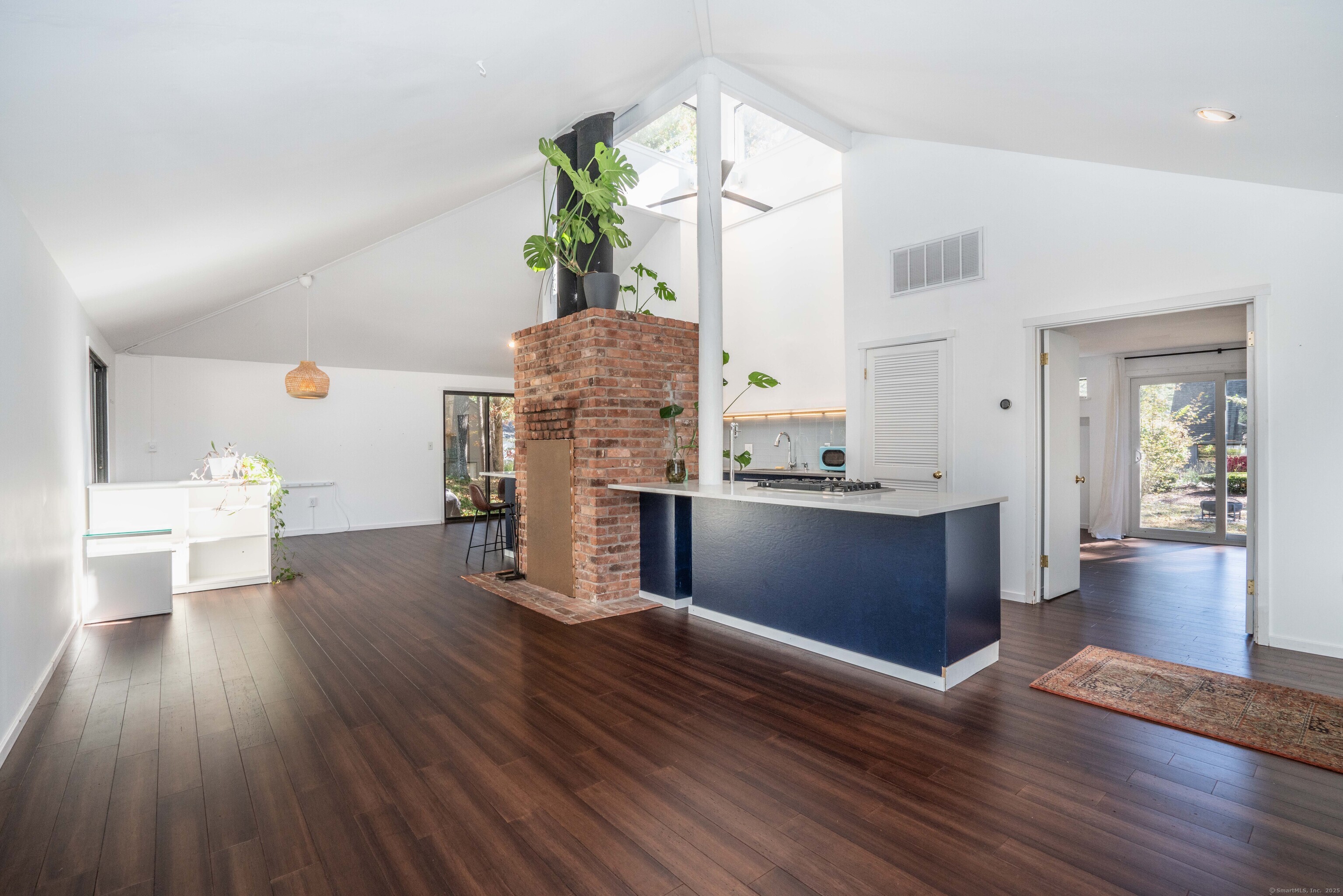 Avon, Connecticut 06001, United States, 2 Bedrooms Bedrooms, ,1 BathroomBathrooms,Residential,Active,235253