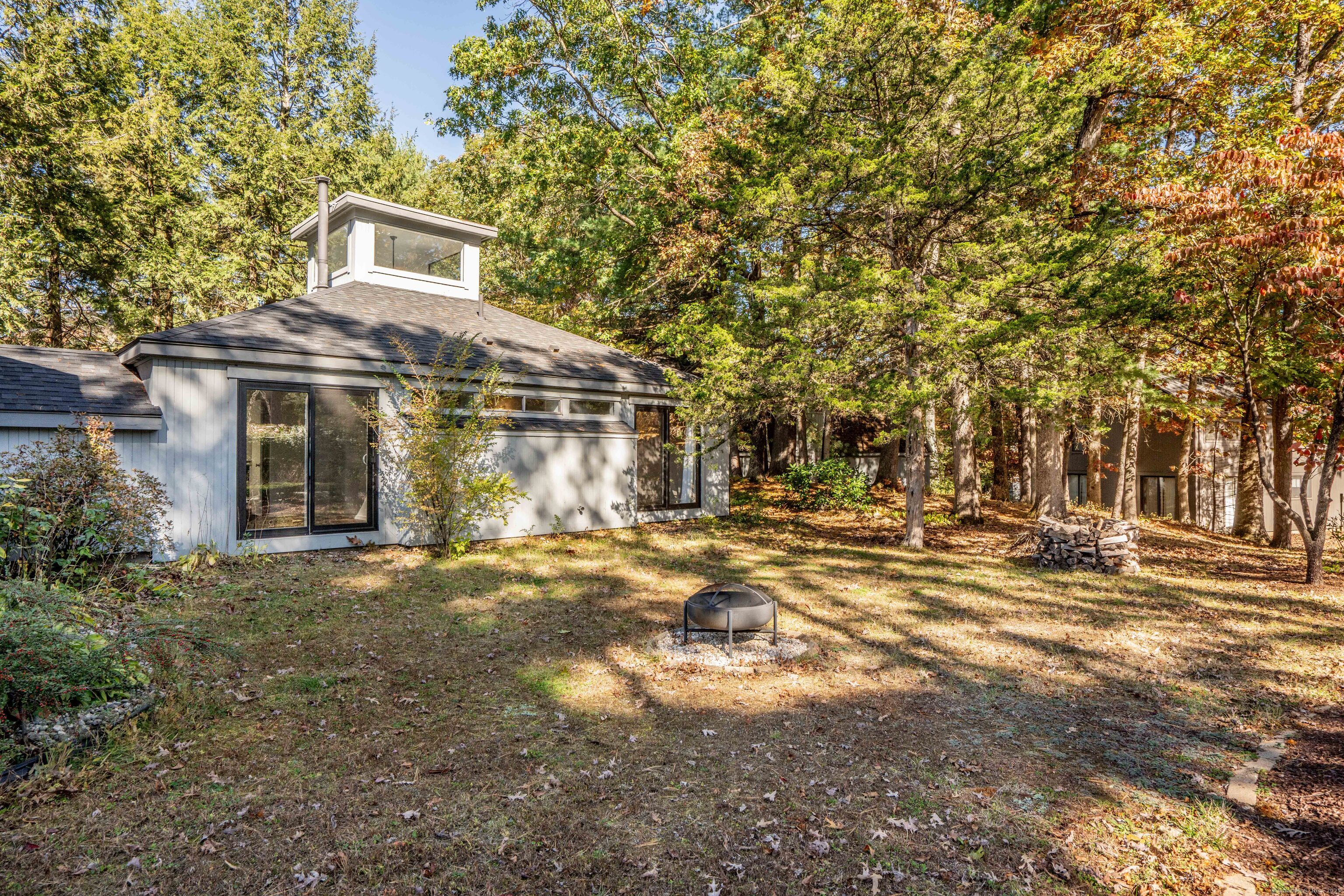 Avon, Connecticut 06001, United States, 2 Bedrooms Bedrooms, ,1 BathroomBathrooms,Residential,Active,235253