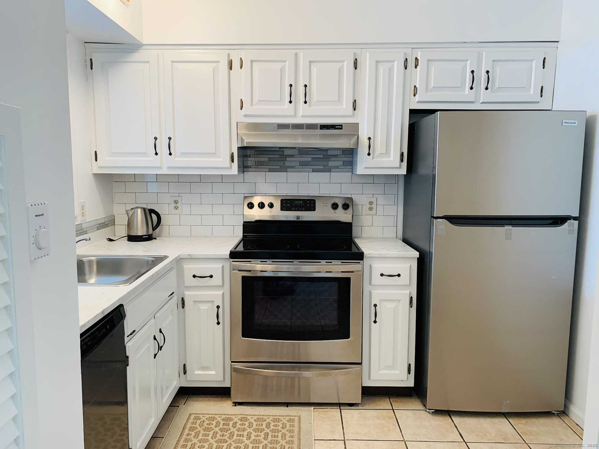 Mill Plain Road 33-17, Danbury, Connecticut - 1 Bedrooms  
1 Bathrooms  
3 Rooms - 