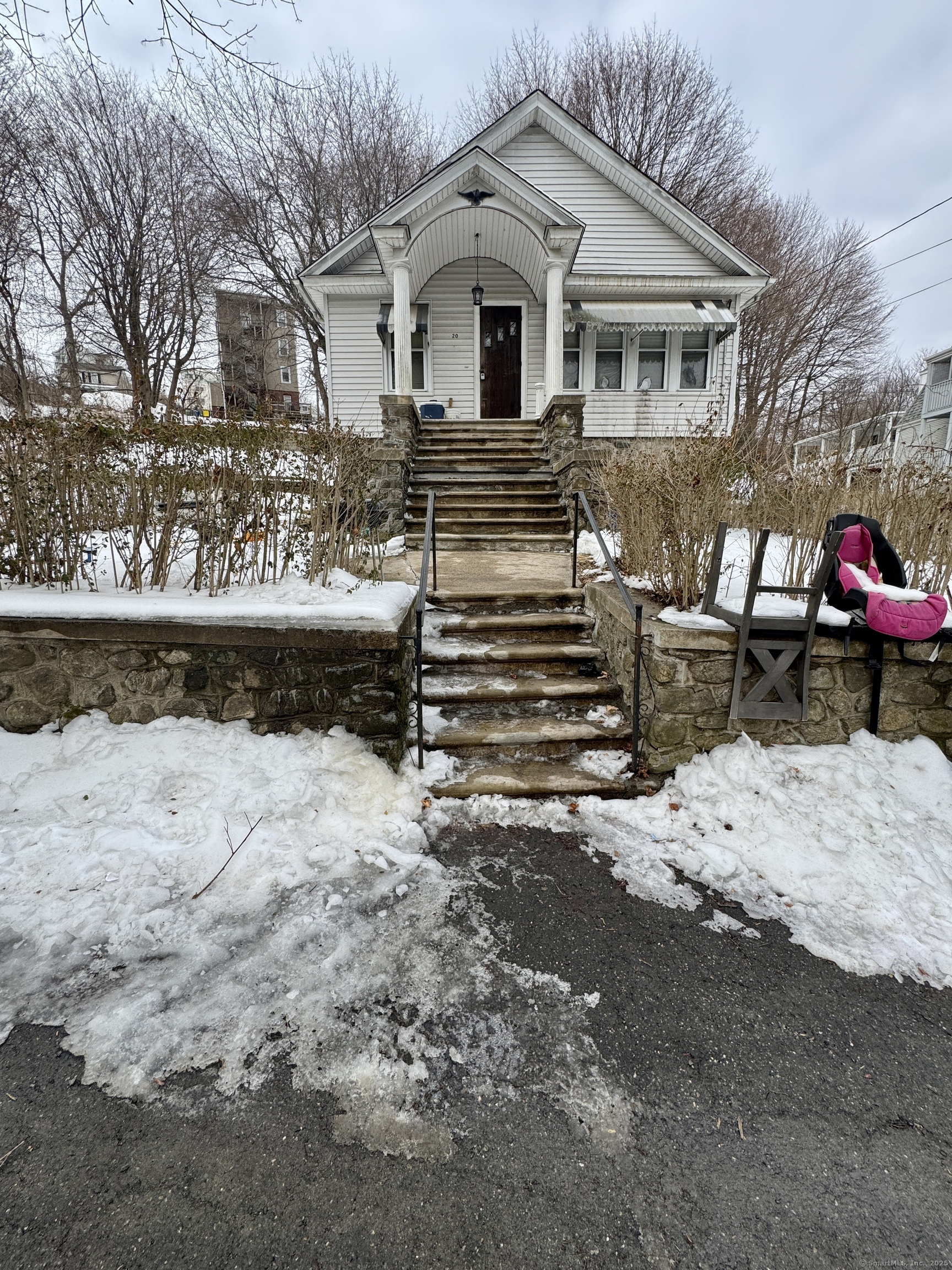 Gardner Street, Waterbury, Connecticut - 3 Bedrooms  
2 Bathrooms  
6 Rooms - 