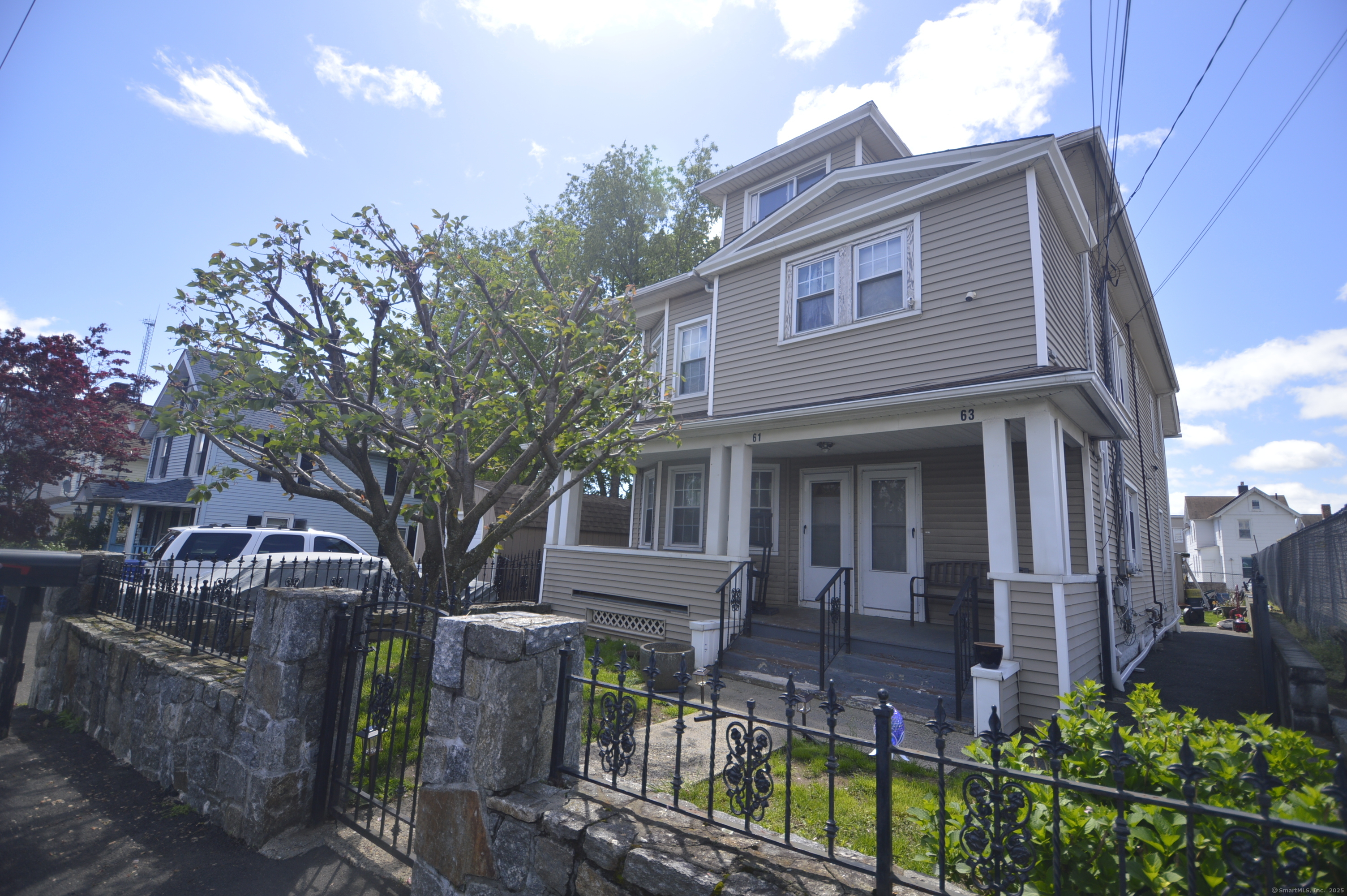 Burr Court, Bridgeport, Connecticut - 4 Bedrooms  
2 Bathrooms  
9 Rooms - 