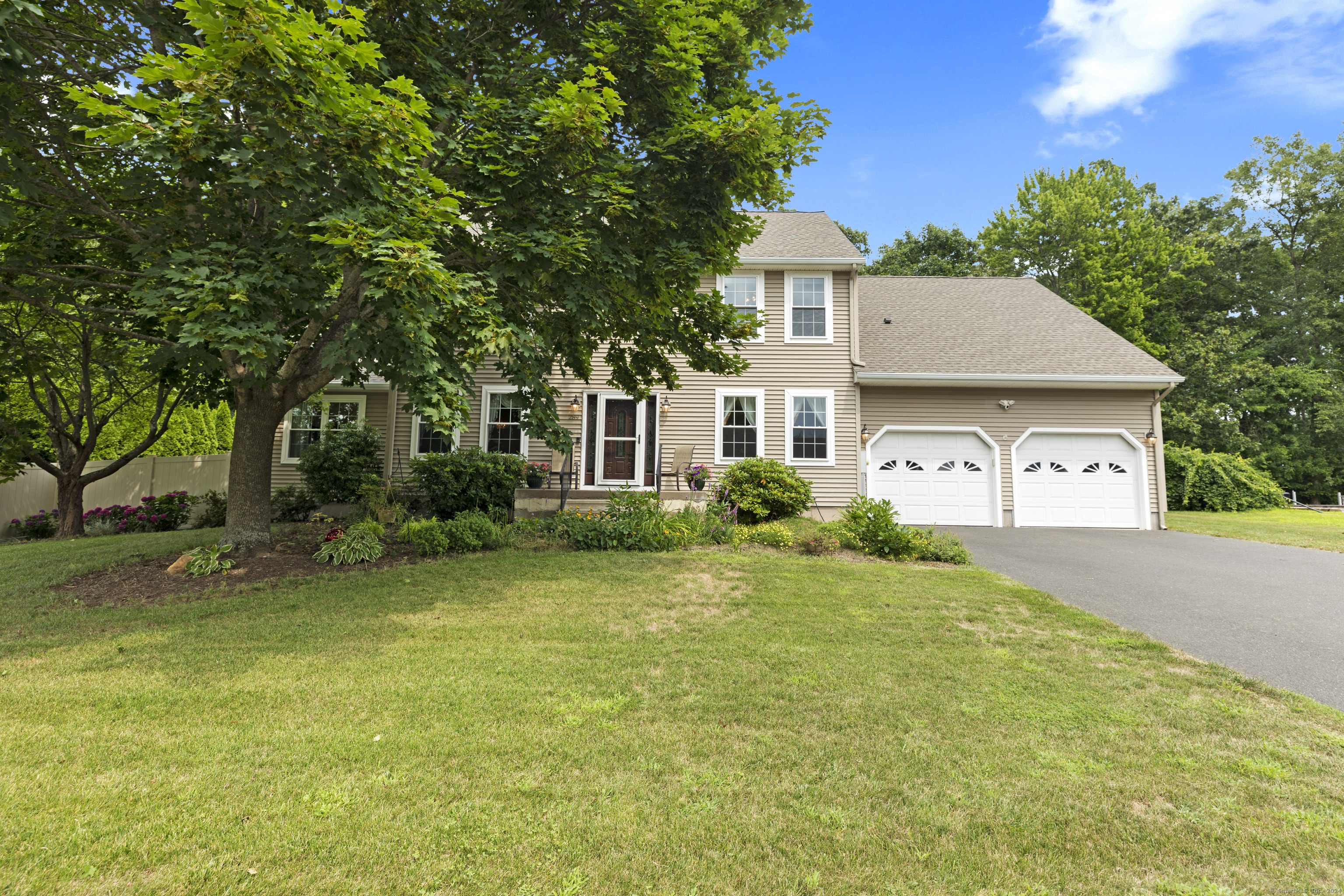 Property for Sale at 289 Meadowbrook Drive, Manchester, Connecticut - Bedrooms: 4 
Bathrooms: 3.5 
Rooms: 8  - $499,900