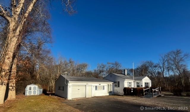 Mary Hall Road, Stonington, Connecticut - 2 Bedrooms  
1 Bathrooms  
5 Rooms - 