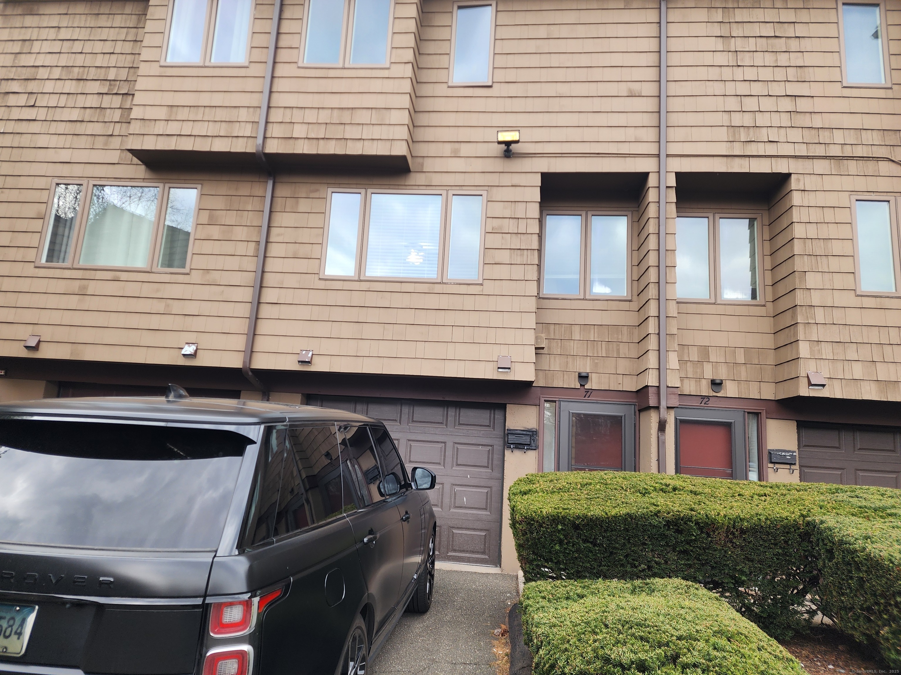 Towne, House Road 71, Hamden, Connecticut - 2 Bedrooms  
2 Bathrooms  
4 Rooms - 