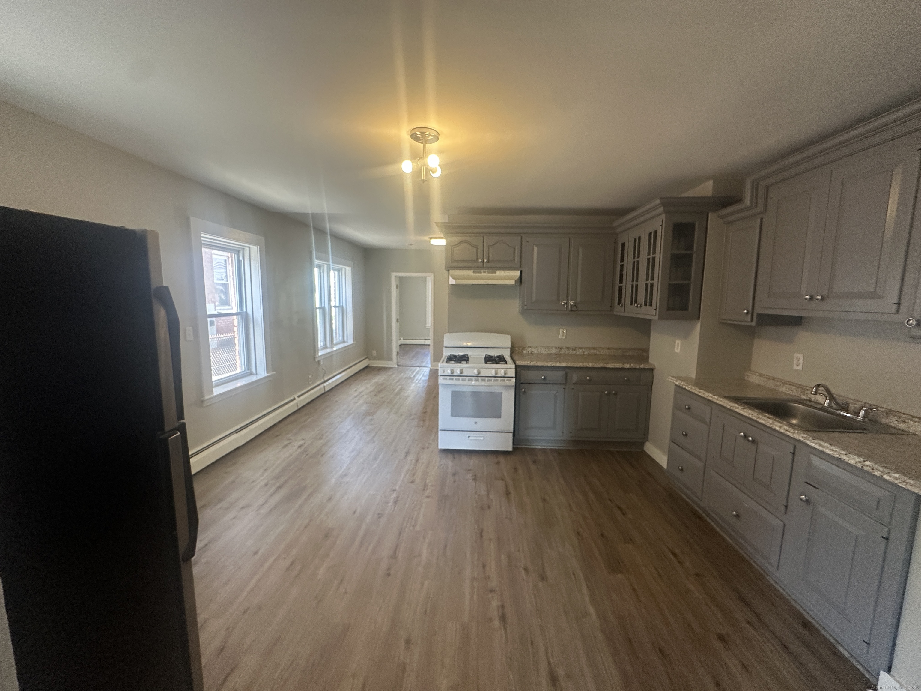 Gold Street 1N, New Britain, Connecticut - 2 Bedrooms  
1 Bathrooms  
4 Rooms - 
