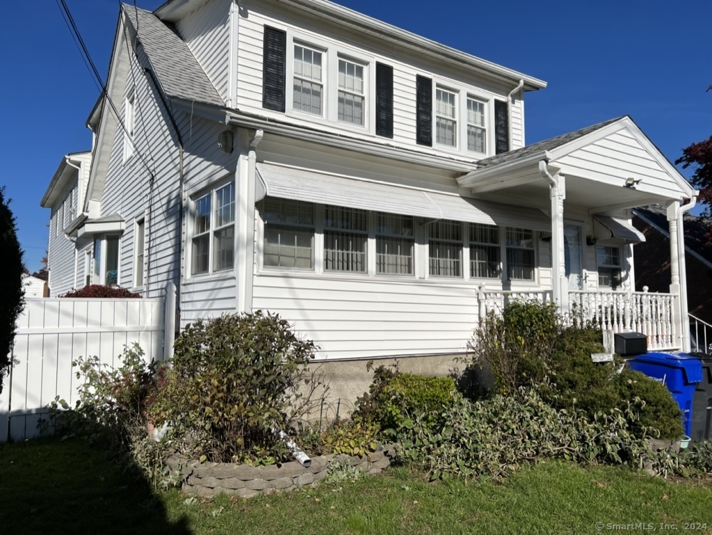 Englewood Avenue, Bloomfield, Connecticut - 4 Bedrooms  
2 Bathrooms  
9 Rooms - 