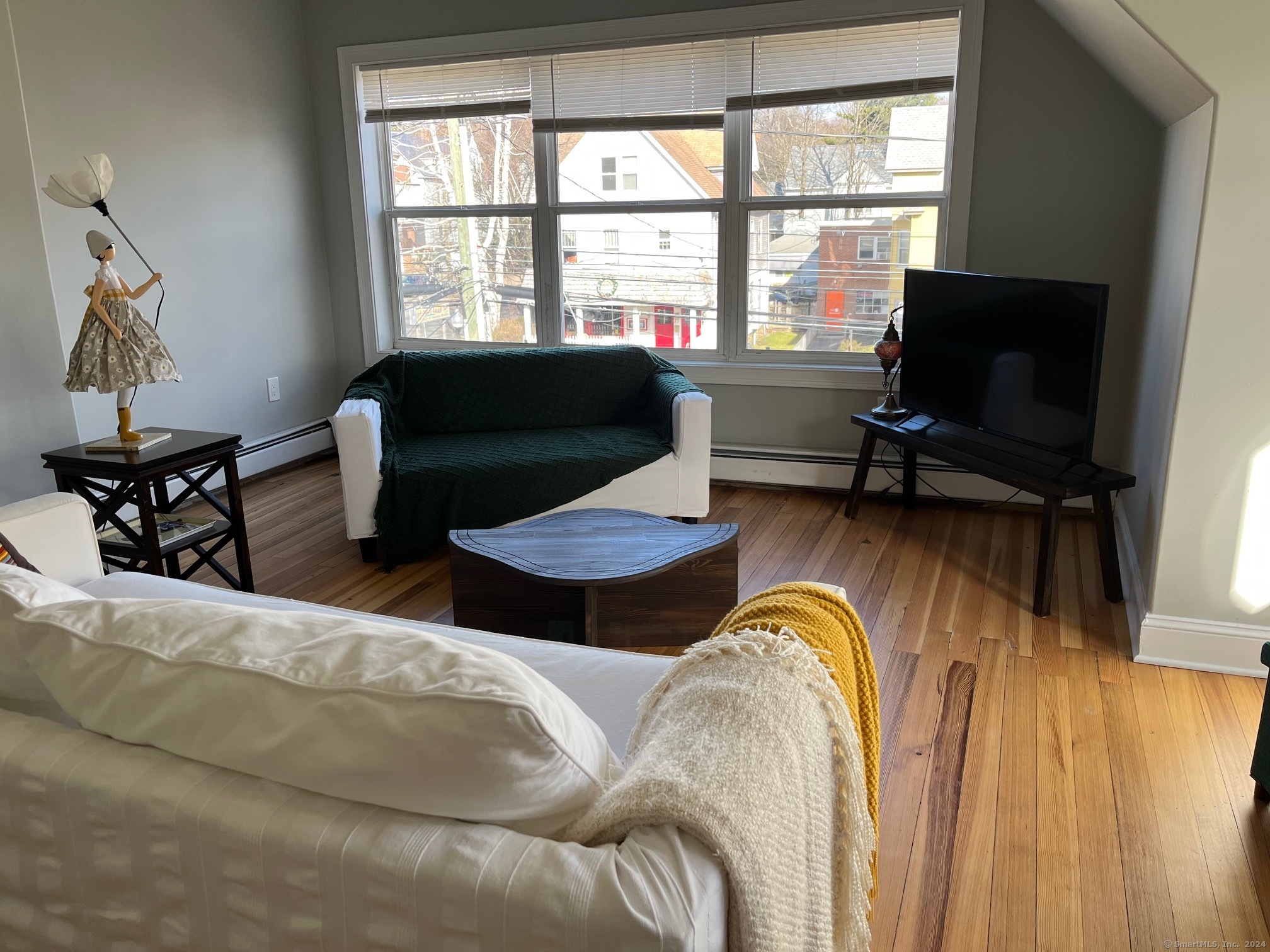 Rental Property at 217 Park Road 3rd Fl, West Hartford, Connecticut - Bedrooms: 2 
Bathrooms: 1 
Rooms: 5  - $1,950 MO.