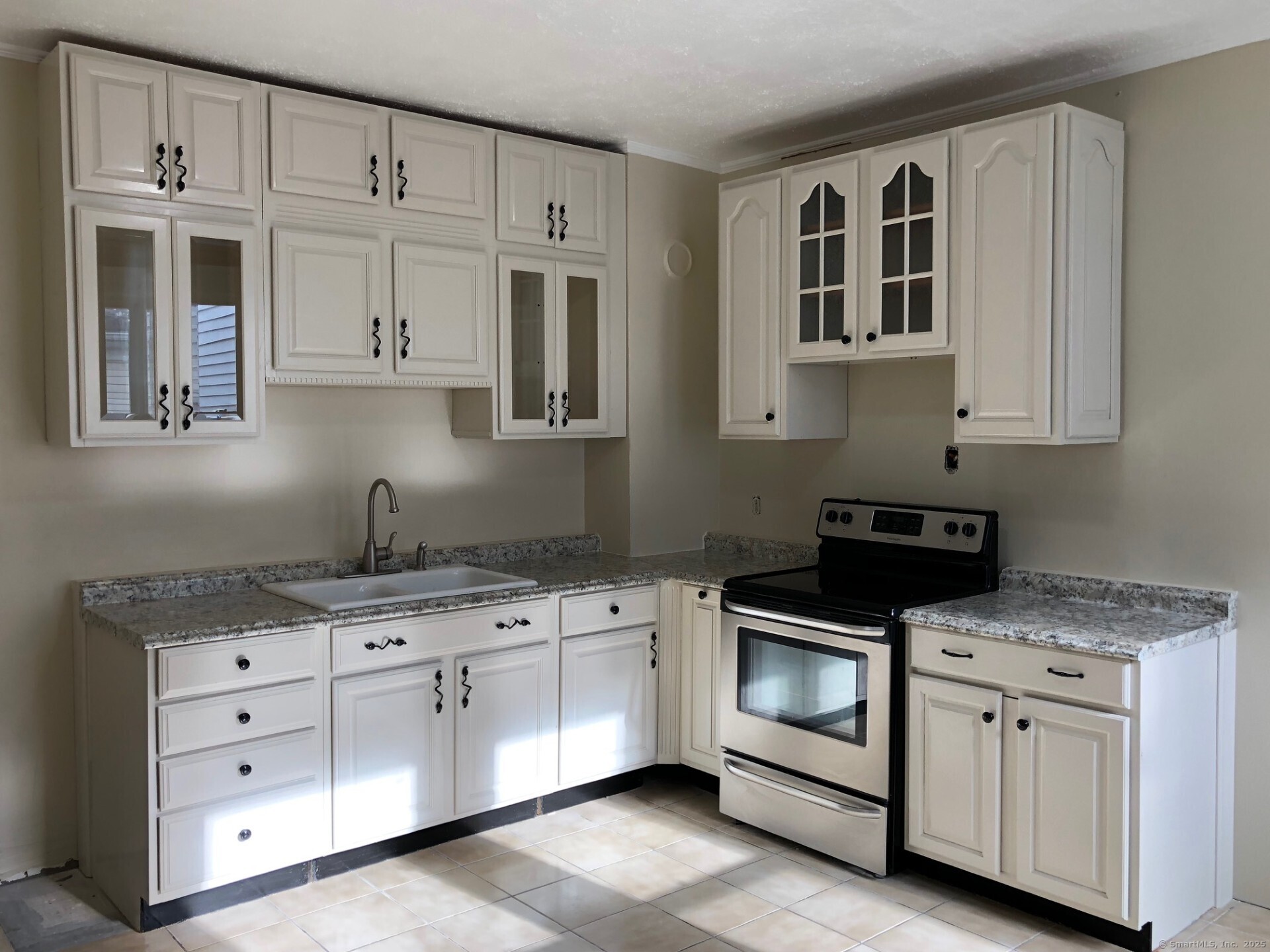 Dixwell Avenue, Hamden, Connecticut - 3 Bedrooms  
1 Bathrooms  
5 Rooms - 