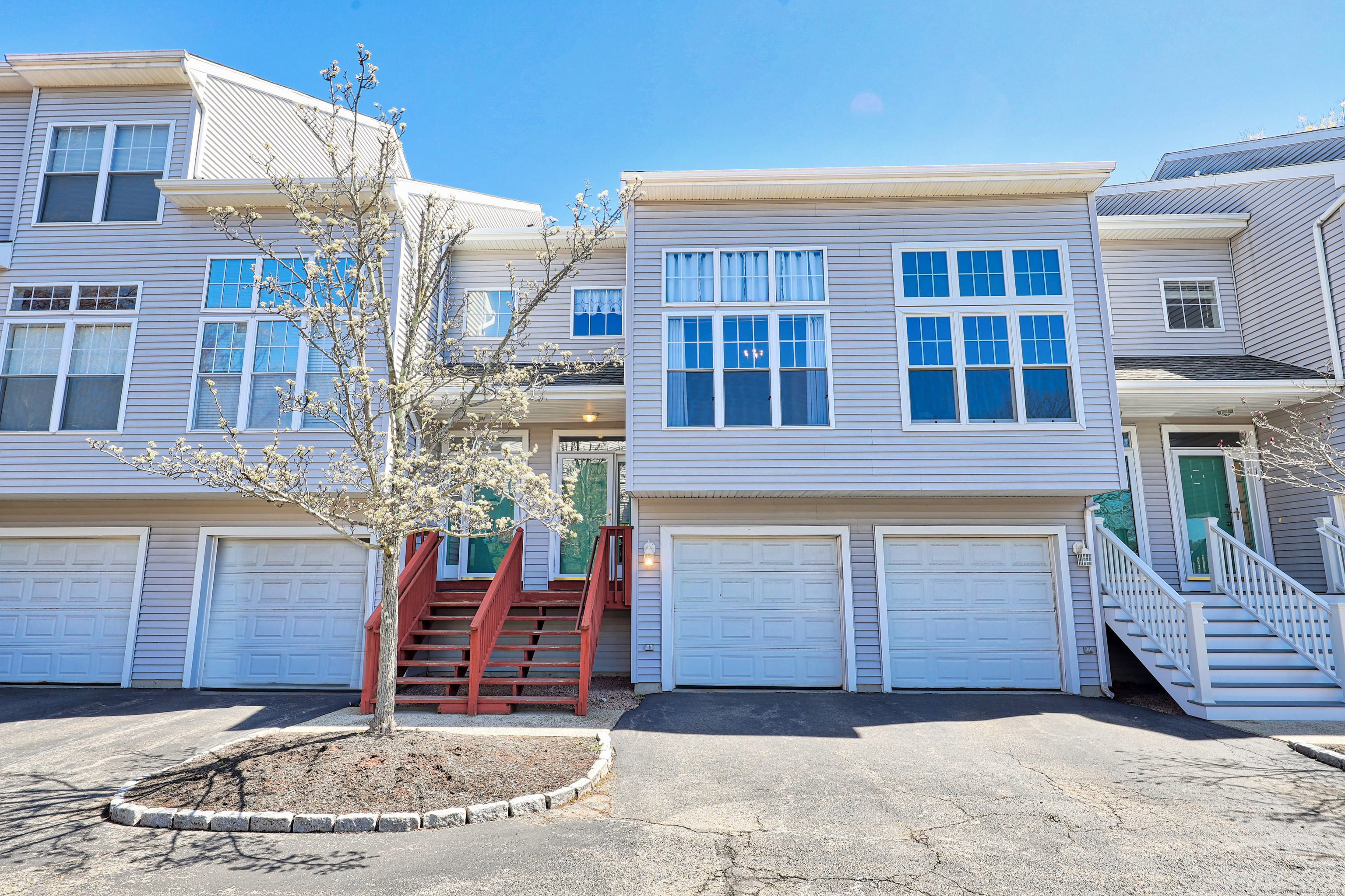 Silverbrook Road Apt 13, Orange, Connecticut - 2 Bedrooms  
3 Bathrooms  
4 Rooms - 