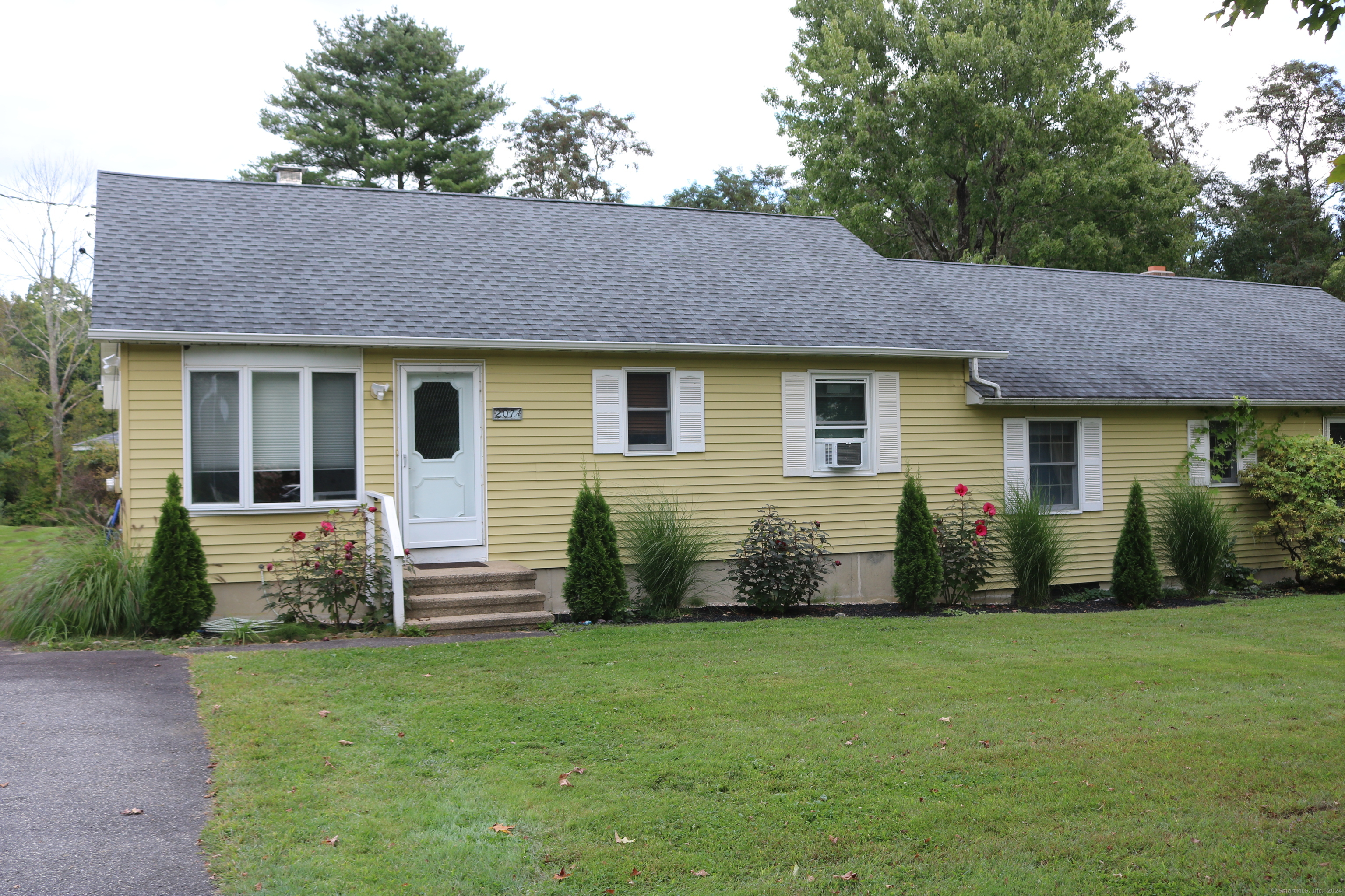 207 S Lake Street, Litchfield, Connecticut - 2 Bedrooms  
1 Bathrooms  
4 Rooms - 