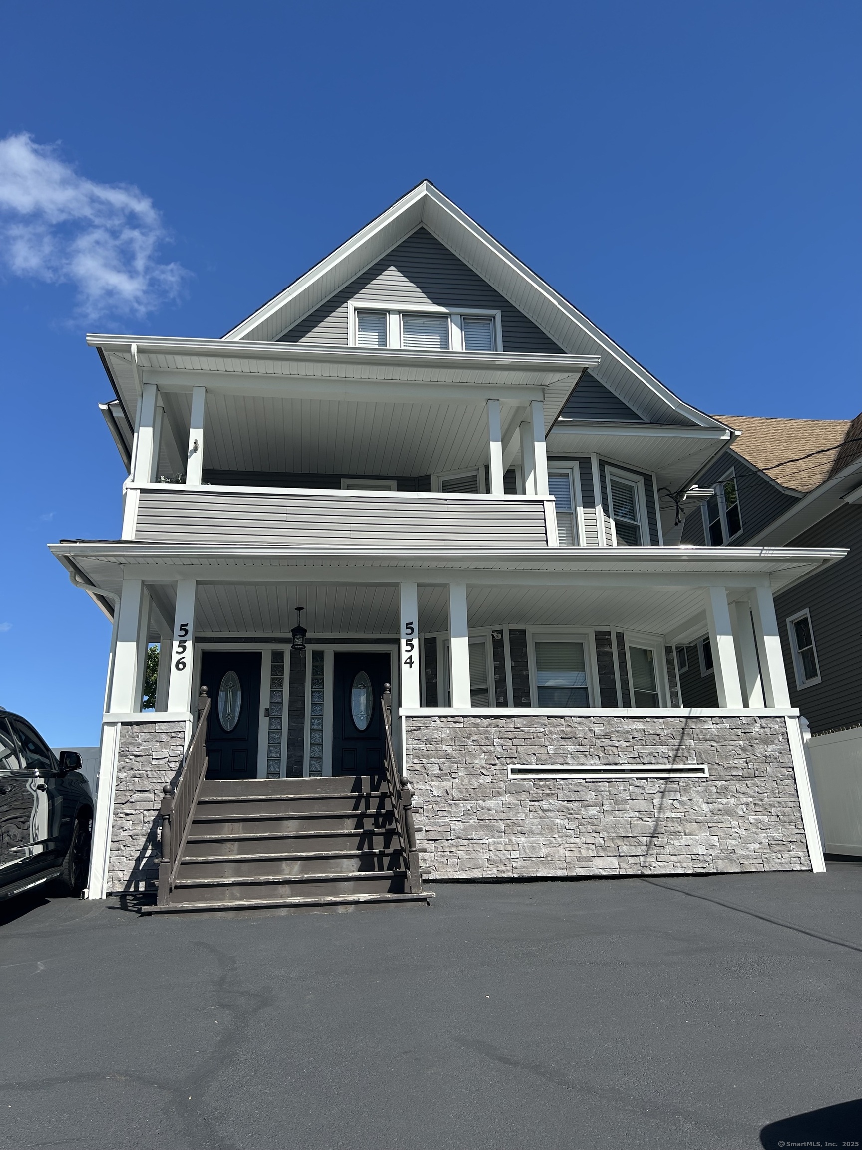 Huntington Road, Bridgeport, Connecticut - 6 Bedrooms  
4 Bathrooms  
11 Rooms - 