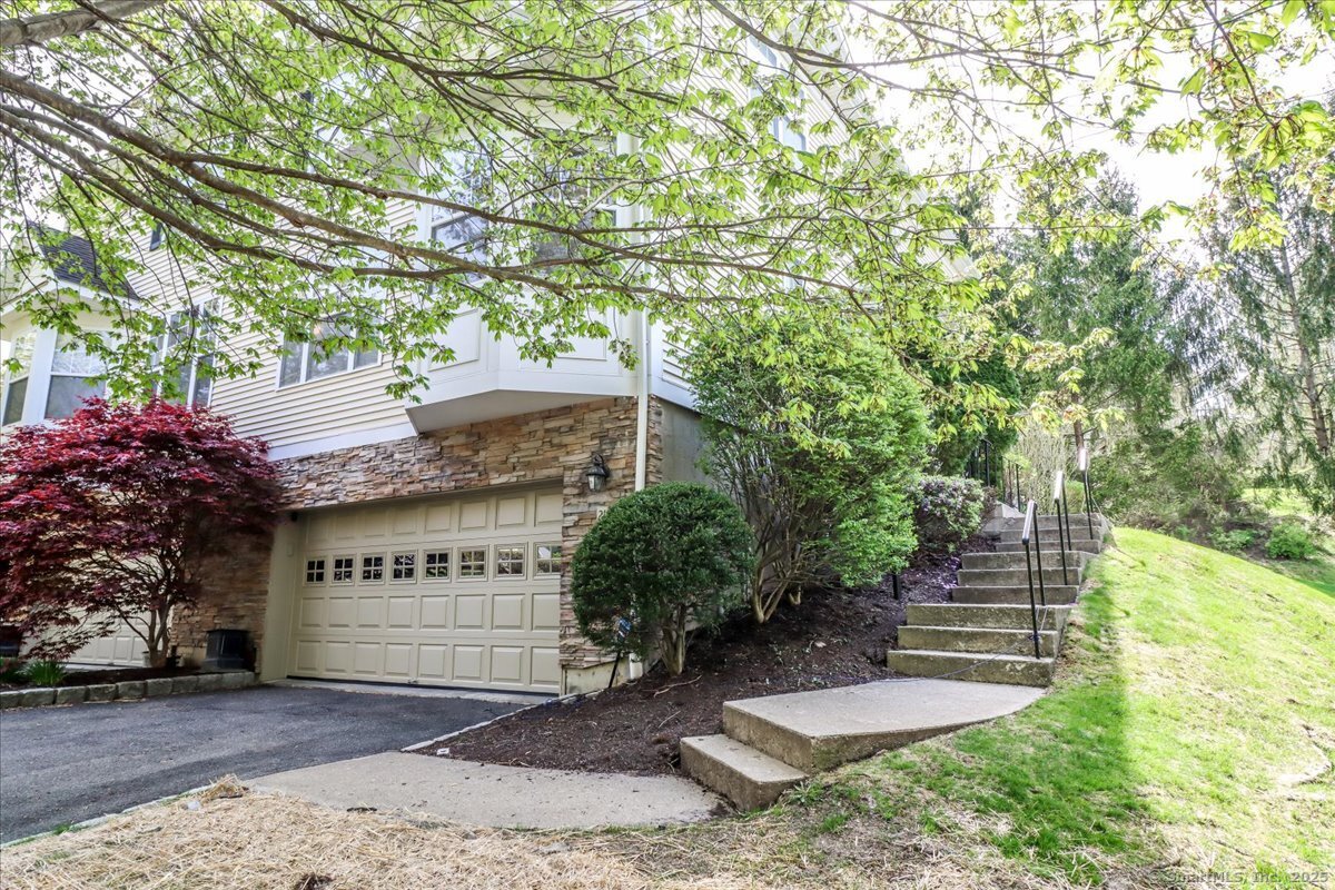 21 Woodcrest Lane #21, Danbury, Connecticut image 1