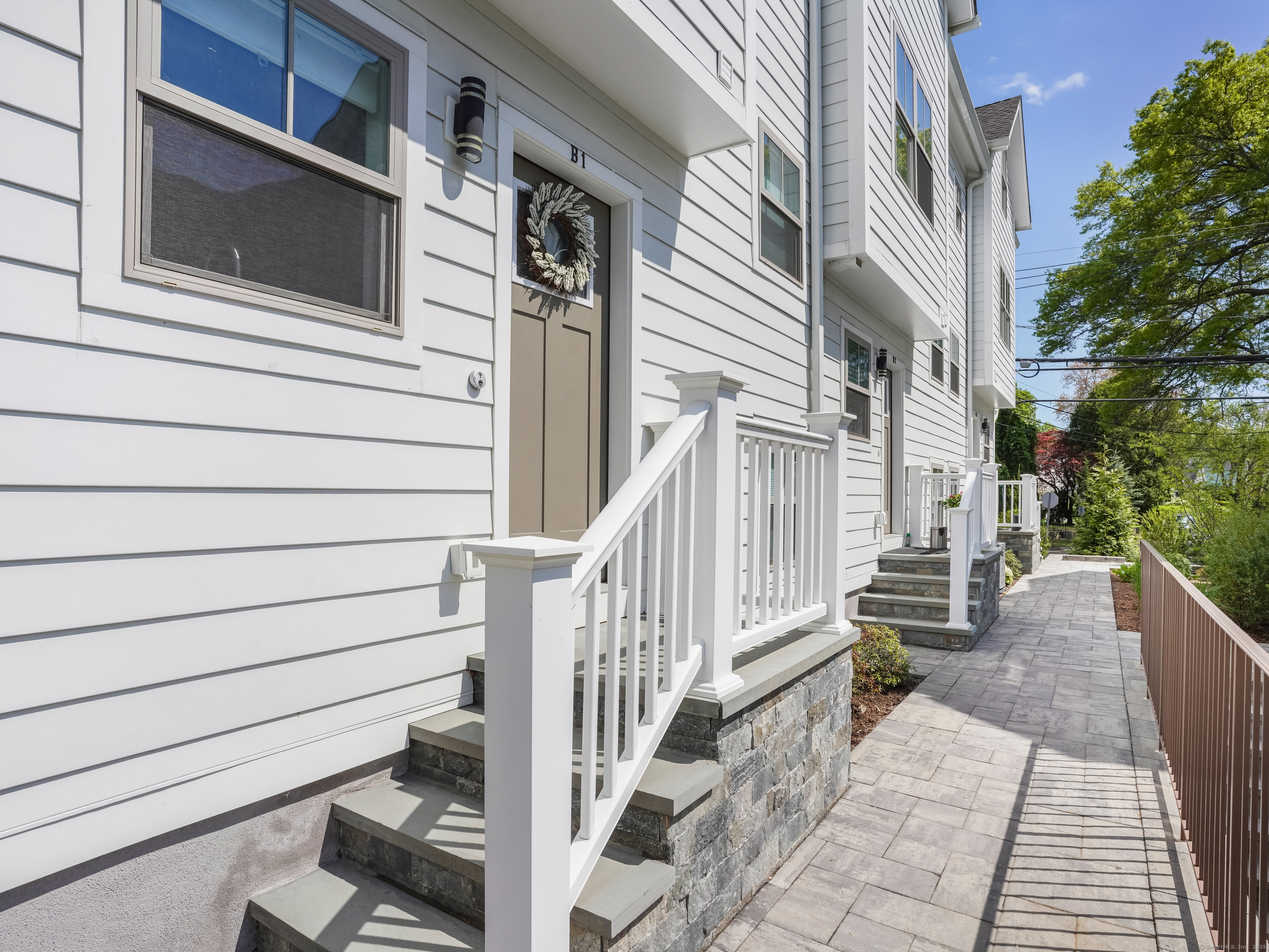 Howard Avenue B1, Norwalk, Connecticut - 3 Bedrooms  
4 Bathrooms  
5 Rooms - 