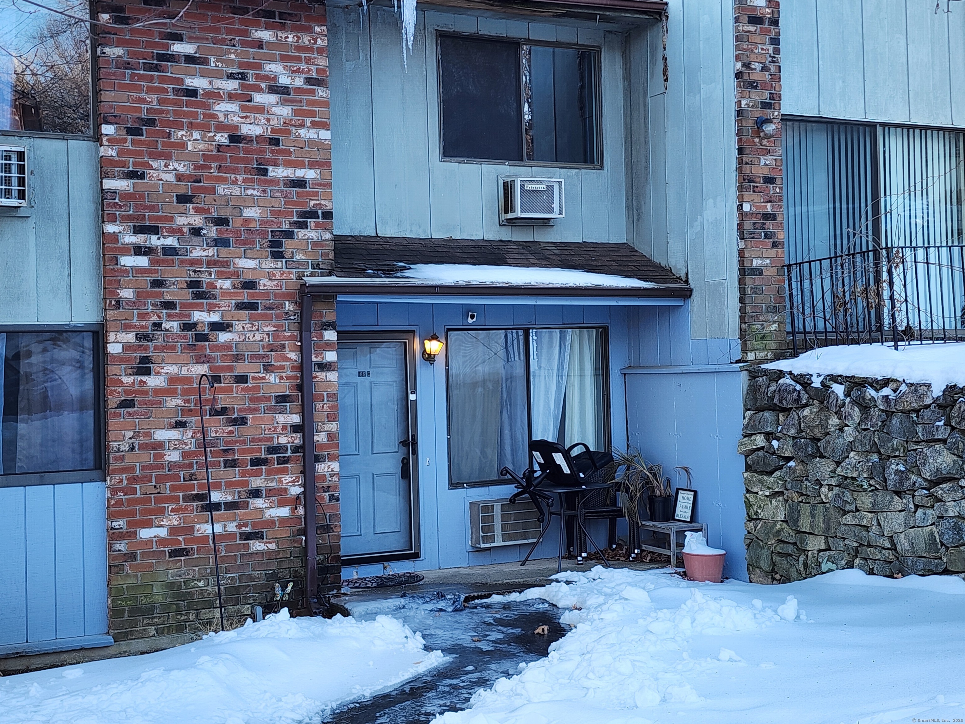 Kaynor Drive Apt C, Waterbury, Connecticut - 2 Bedrooms  
2 Bathrooms  
5 Rooms - 