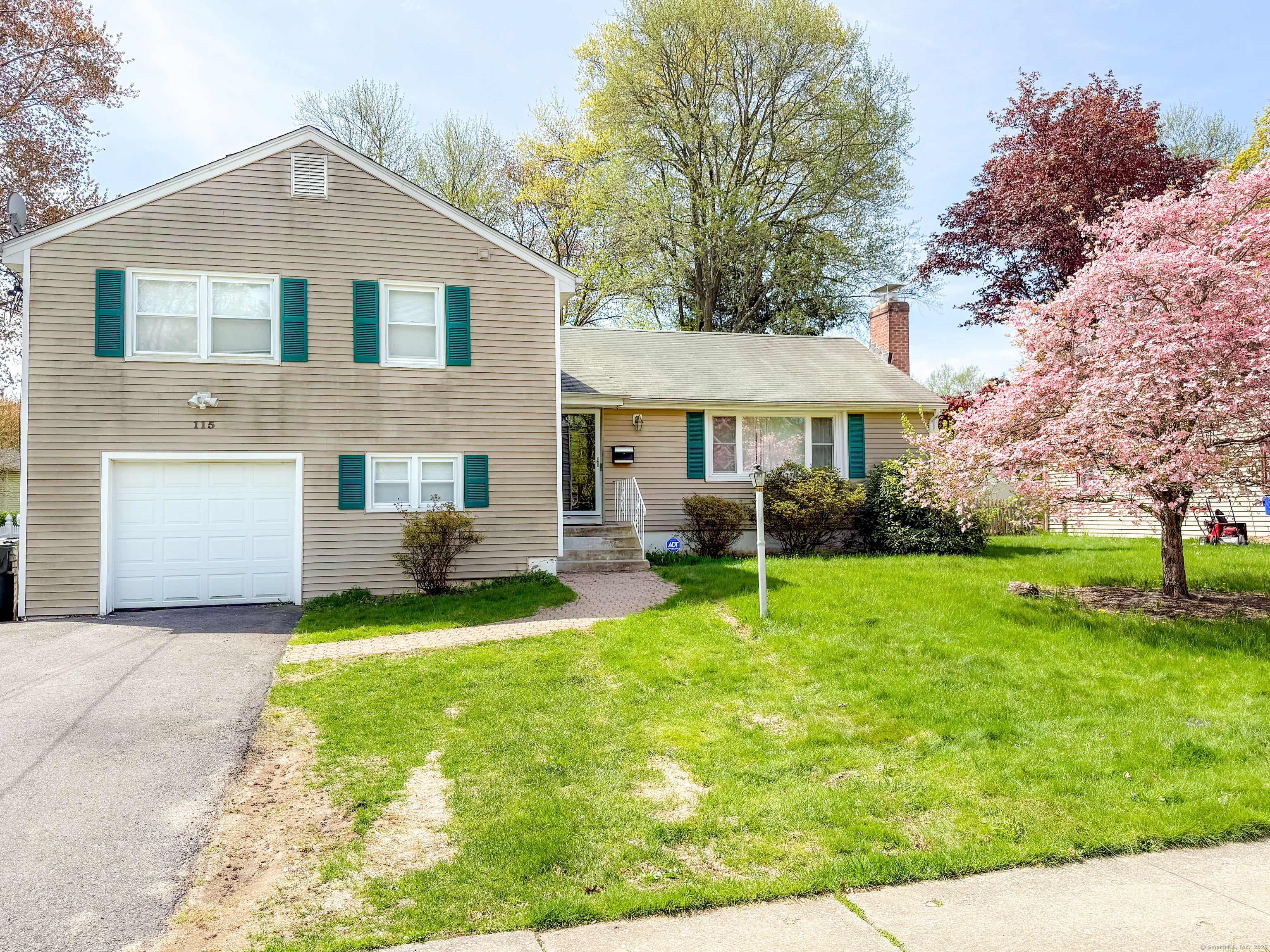 Fuller Drive, West Hartford, Connecticut - 4 Bedrooms  
3 Bathrooms  
7 Rooms - 