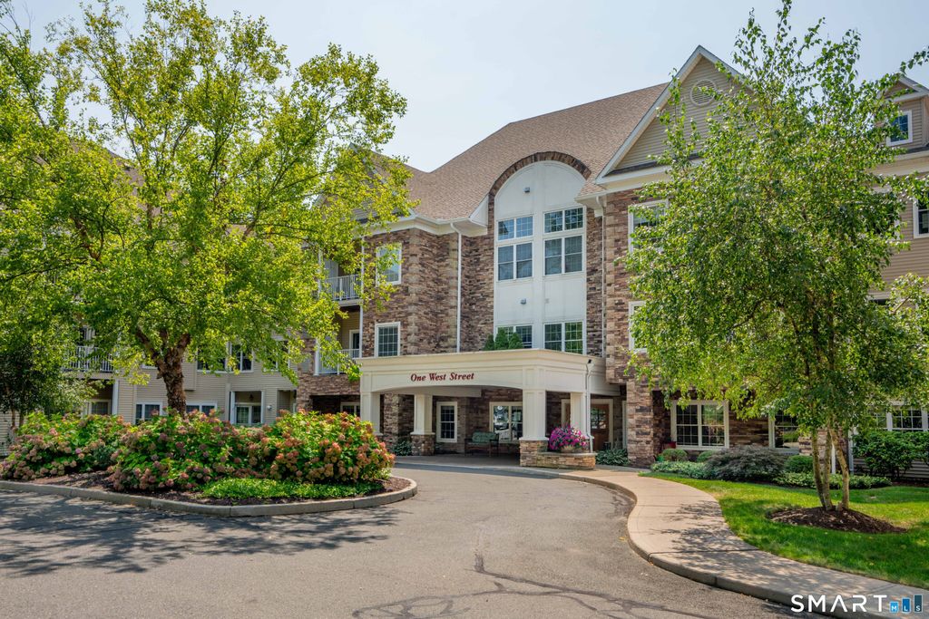 Photo of 1 West Street #219, Simsbury, CT 06070 (MLS # 24156173)