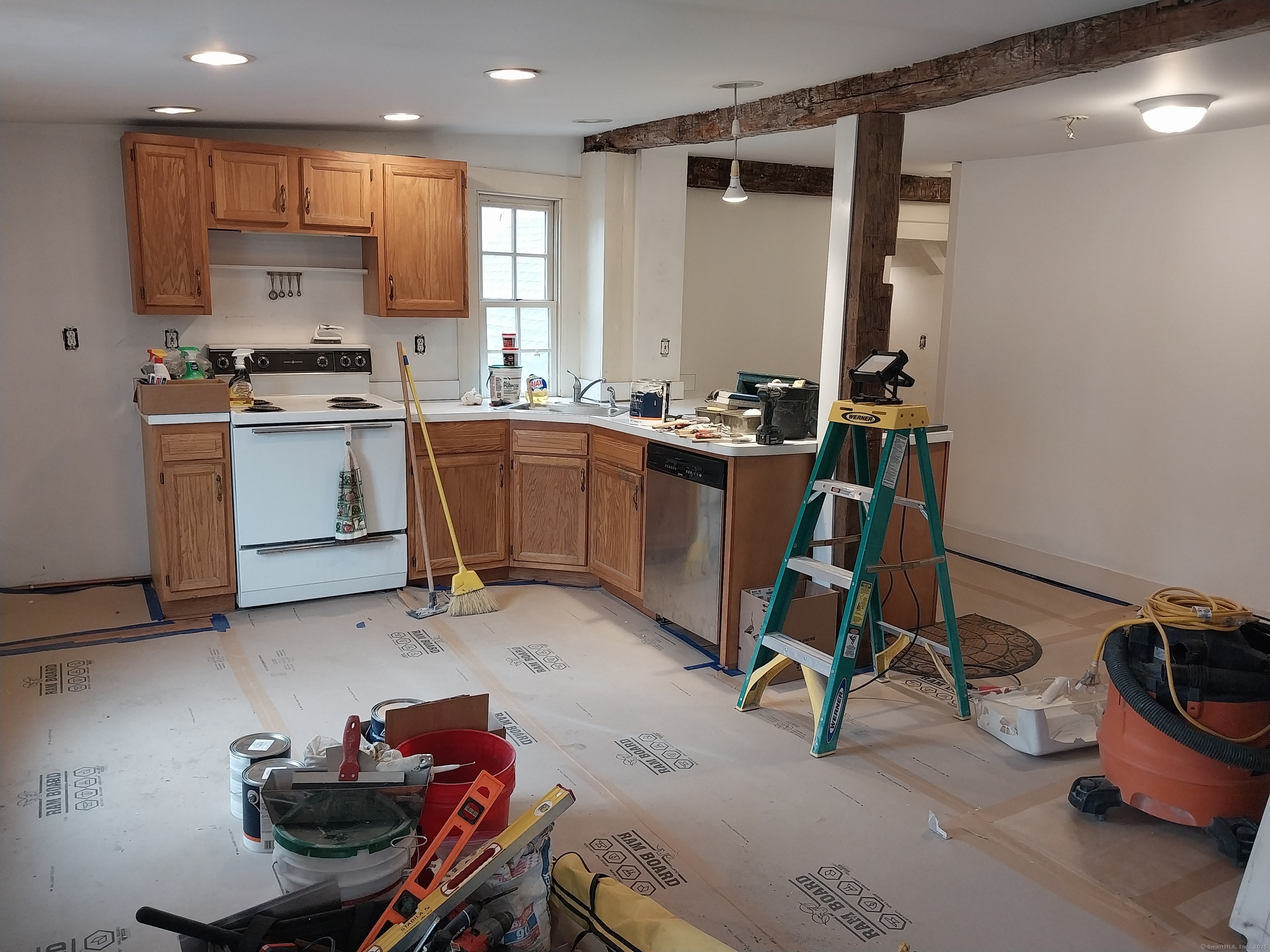 Main Street, Woodbury, Connecticut - 2 Bedrooms  
1 Bathrooms  
5 Rooms - 