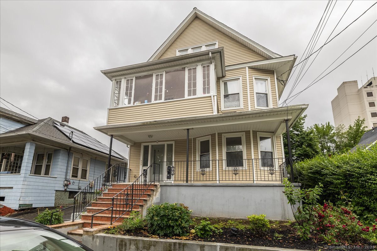 Hunting Street 1st Floor, Bridgeport, Connecticut - 2 Bedrooms  
1 Bathrooms  
5 Rooms - 
