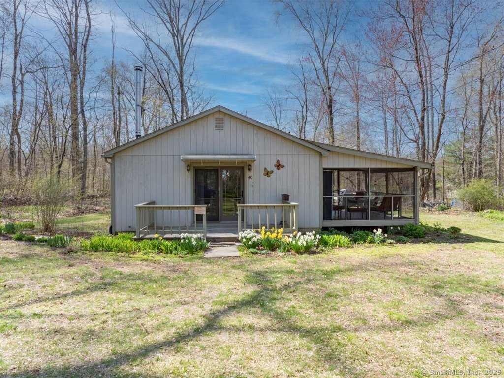 Louise Road, Lebanon, Connecticut - 2 Bedrooms  
1 Bathrooms  
4 Rooms - 