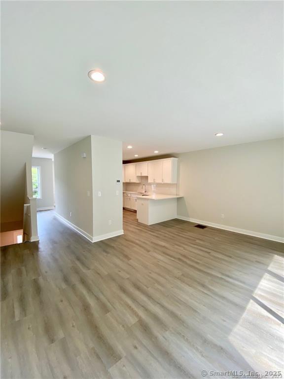 Newtown, Connecticut 06482, United States, 2 Bedrooms Bedrooms, ,2 BathroomsBathrooms,Residential,Pending,210671