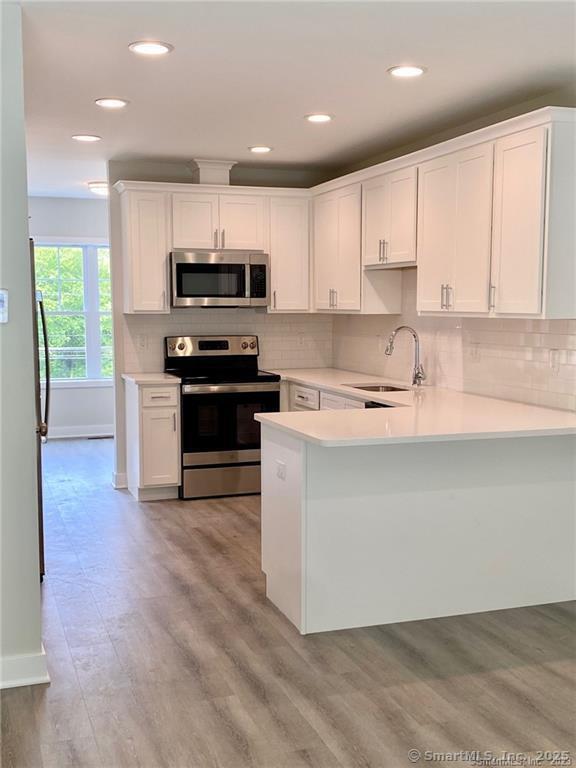 Newtown, Connecticut 06482, United States, 2 Bedrooms Bedrooms, ,2 BathroomsBathrooms,Residential,Pending,210671