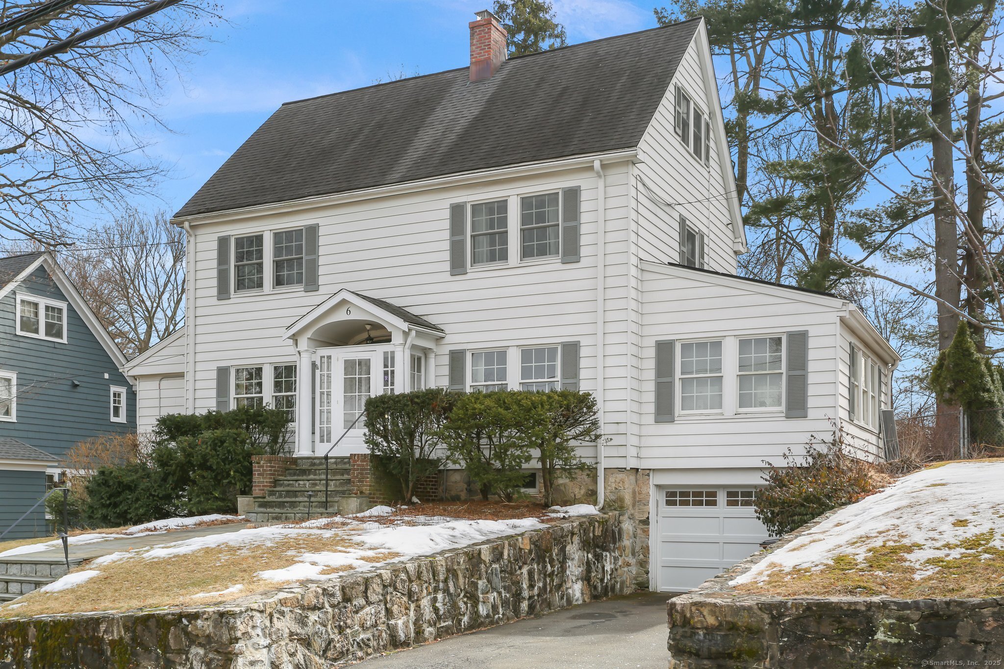 Howes Avenue, Stamford, Connecticut - 4 Bedrooms  
4 Bathrooms  
8 Rooms - 