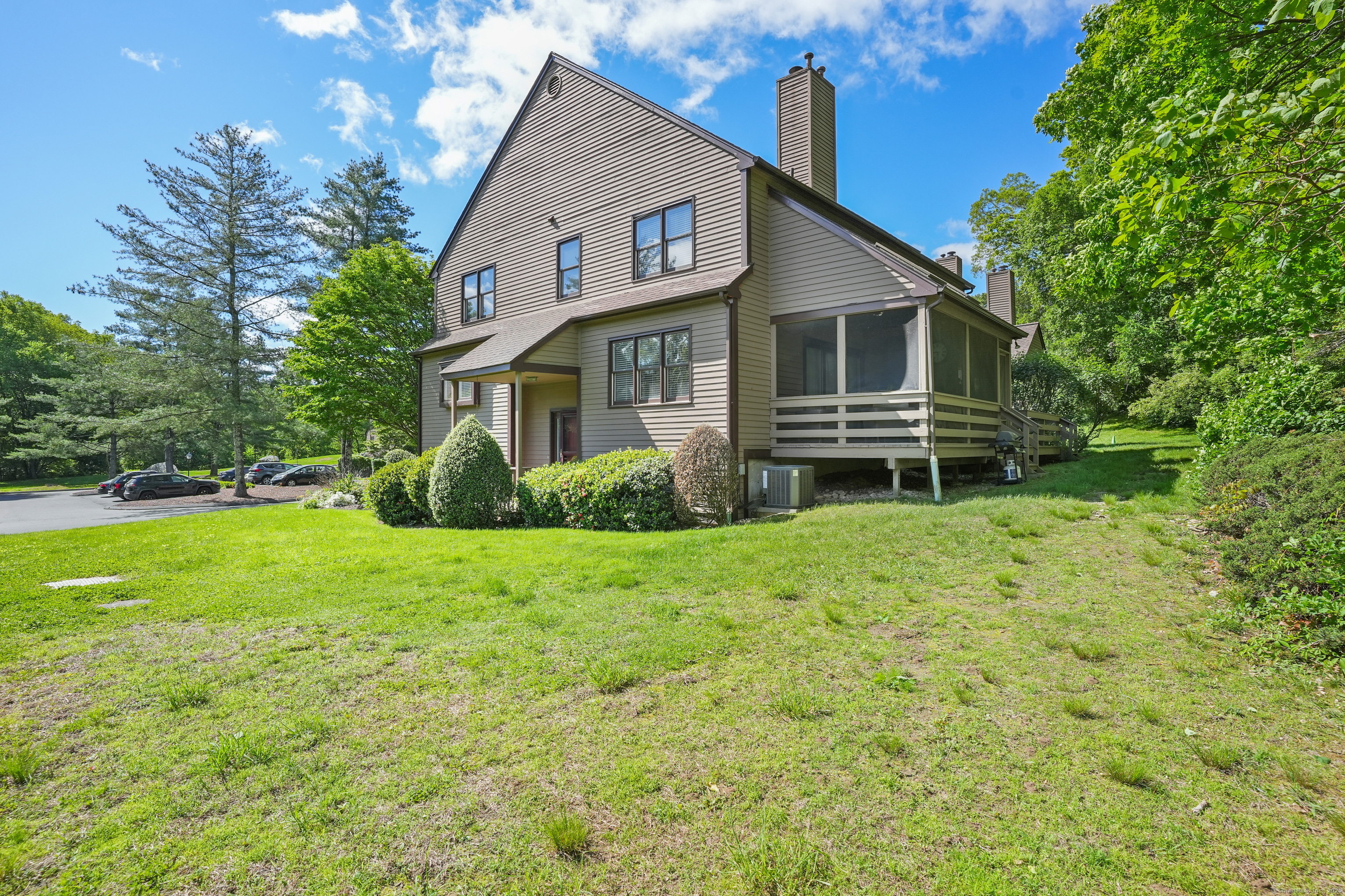 Hollow Tree Lane 17, Monroe, Connecticut - 2 Bedrooms  
3 Bathrooms  
5 Rooms - 