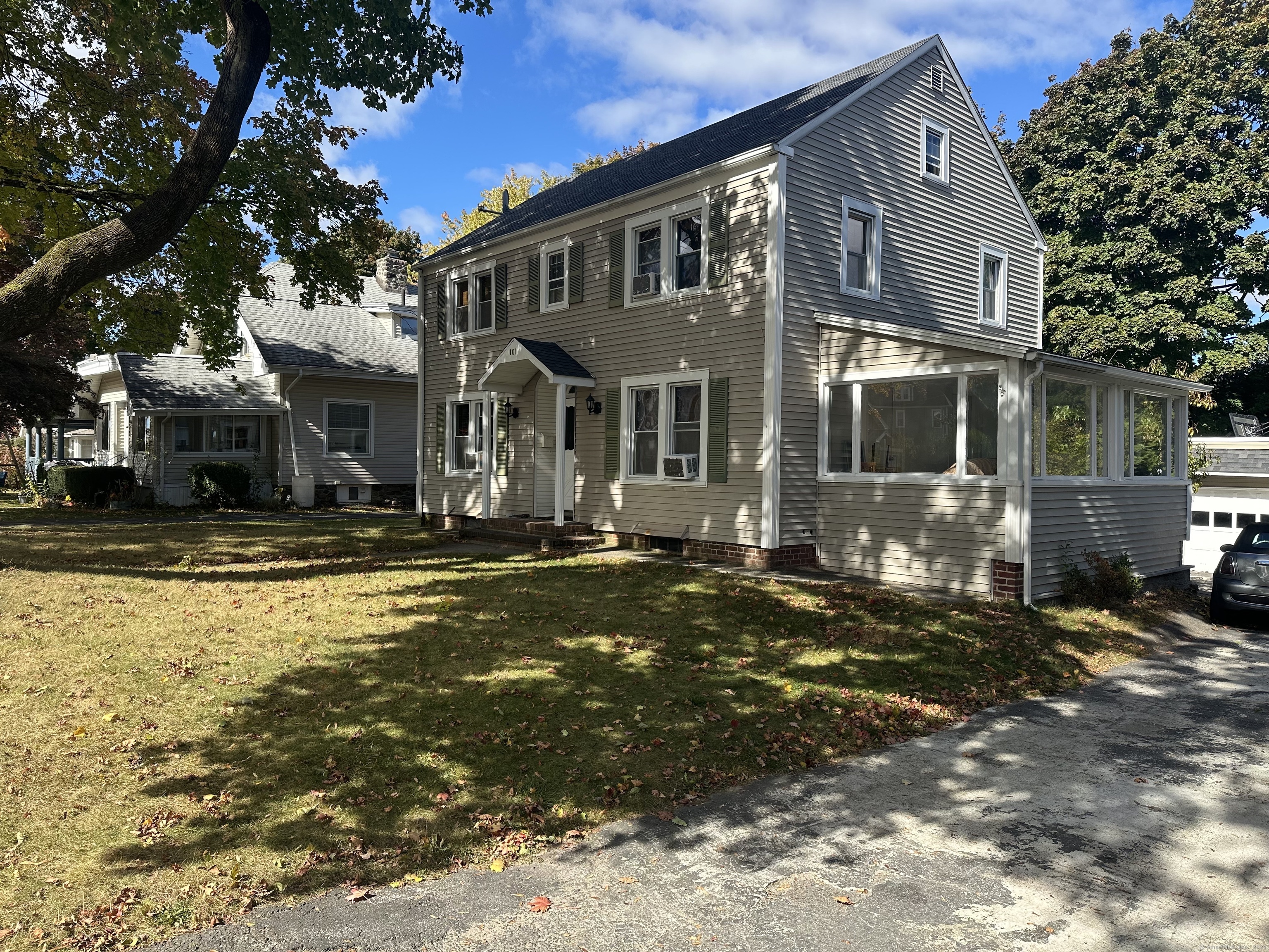 Leffingwell Avenue, Waterbury, Connecticut - 4 Bedrooms  
2 Bathrooms  
7 Rooms - 