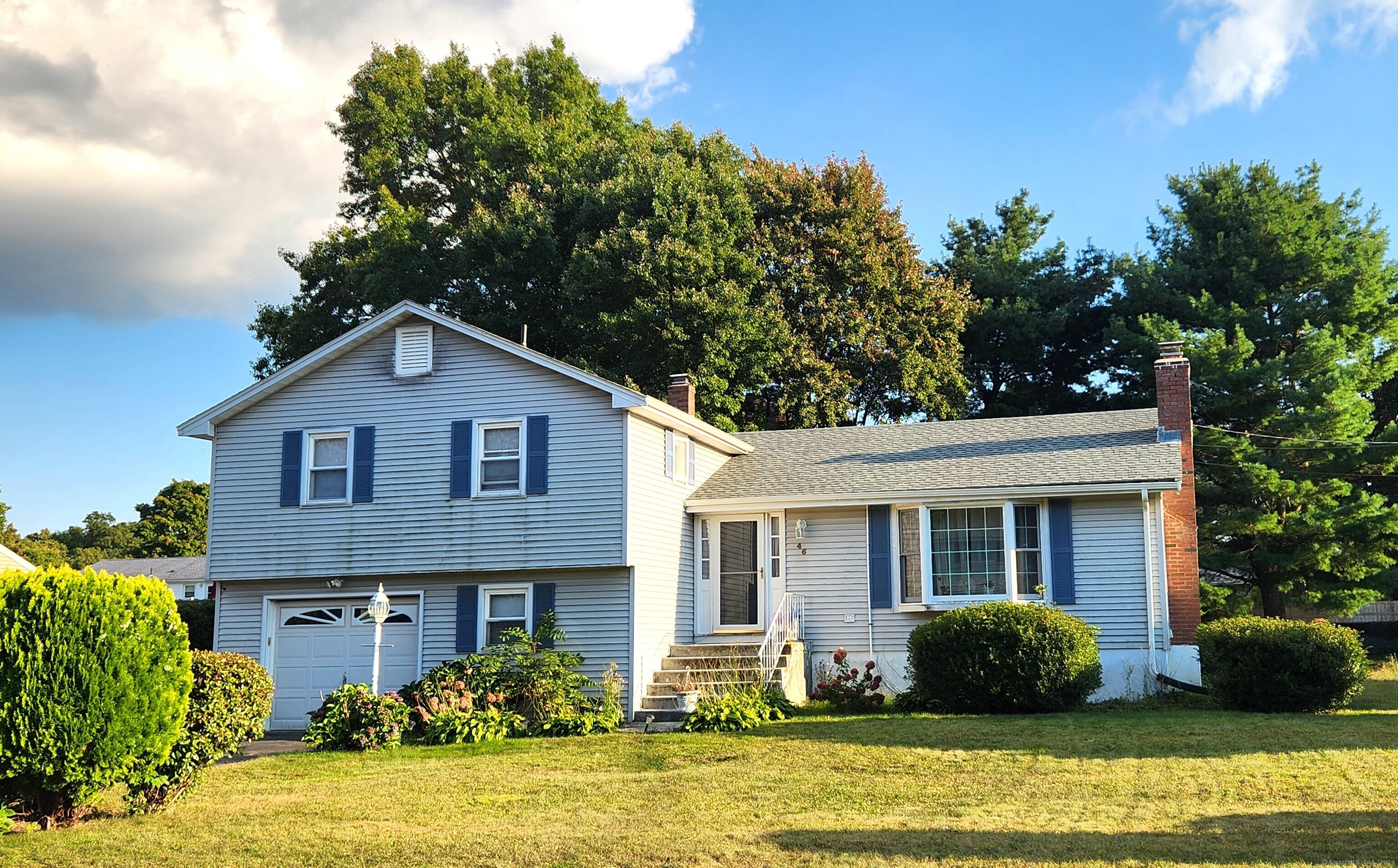 Ridgecrest Lane, Bristol, Connecticut - 3 Bedrooms  
3 Bathrooms  
7 Rooms - 