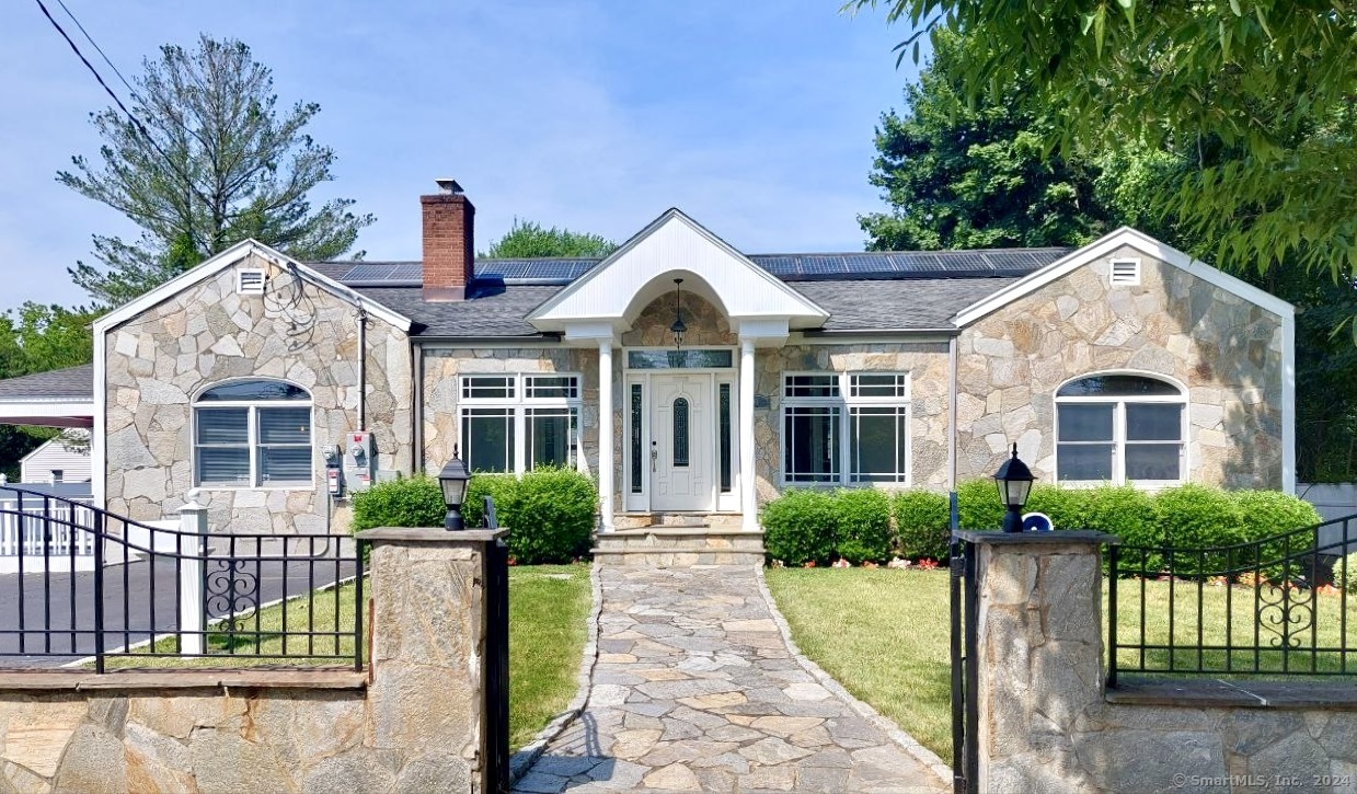 Property for Sale at 90 Courtland Avenue, Stamford, Connecticut - Bedrooms: 3 
Bathrooms: 2 
Rooms: 6  - $785,000