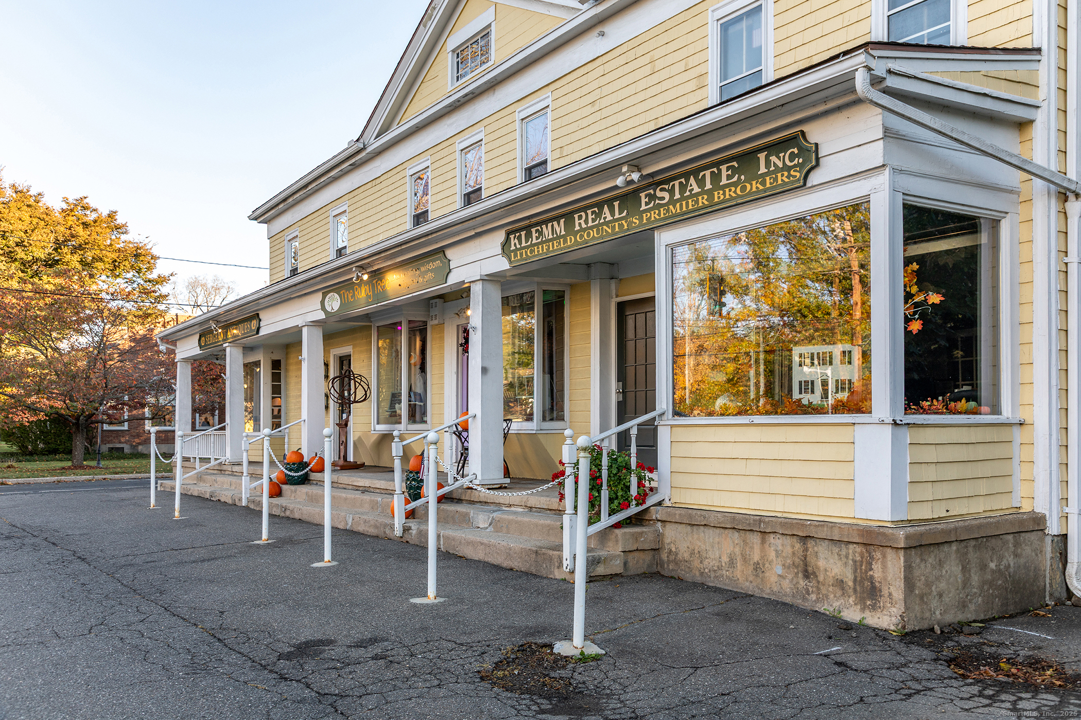 289 Main Street South