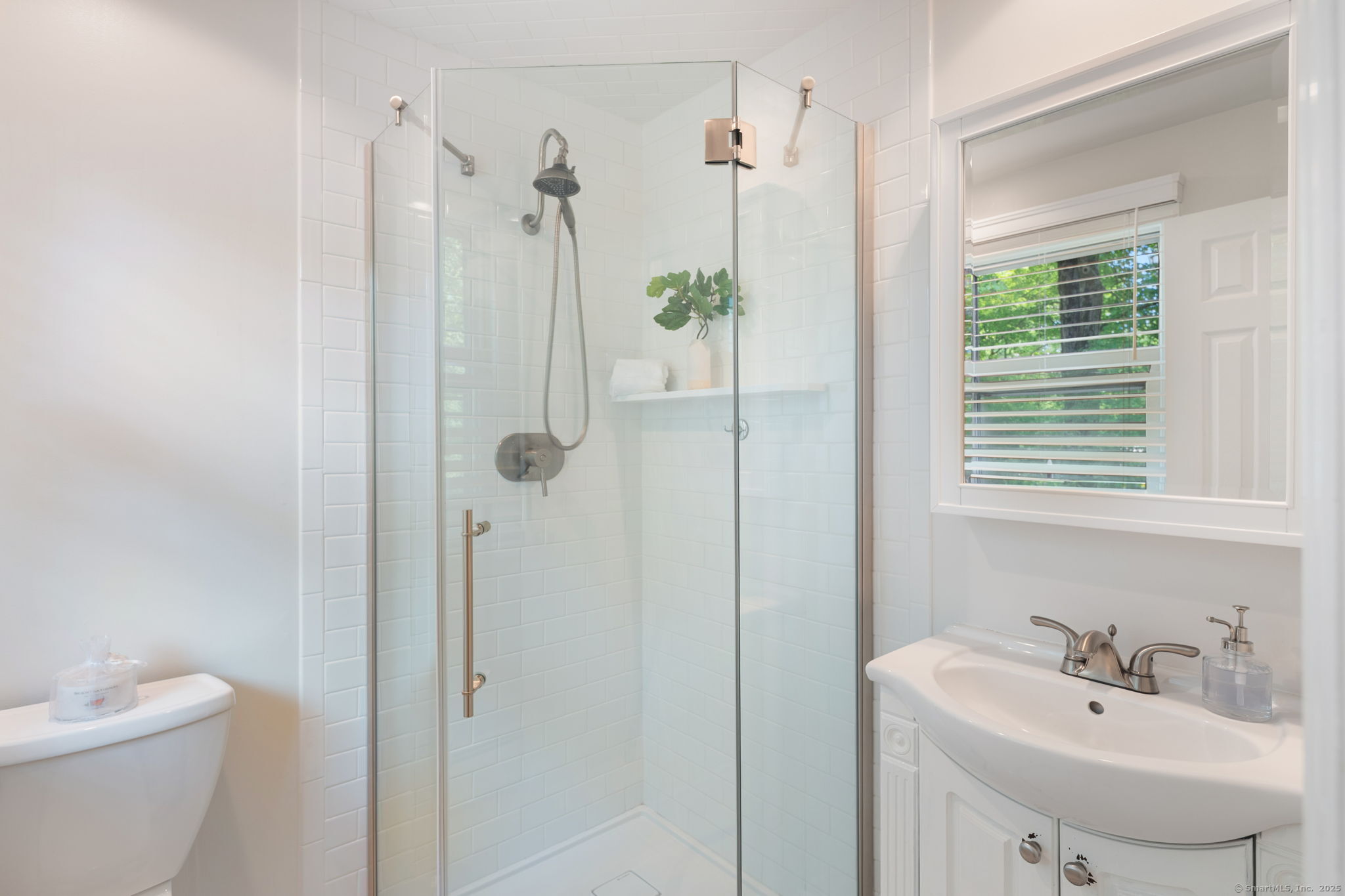 Easton, Connecticut 06612, United States, 4 Bedrooms Bedrooms, ,3 BathroomsBathrooms,Residential,Pending,207595