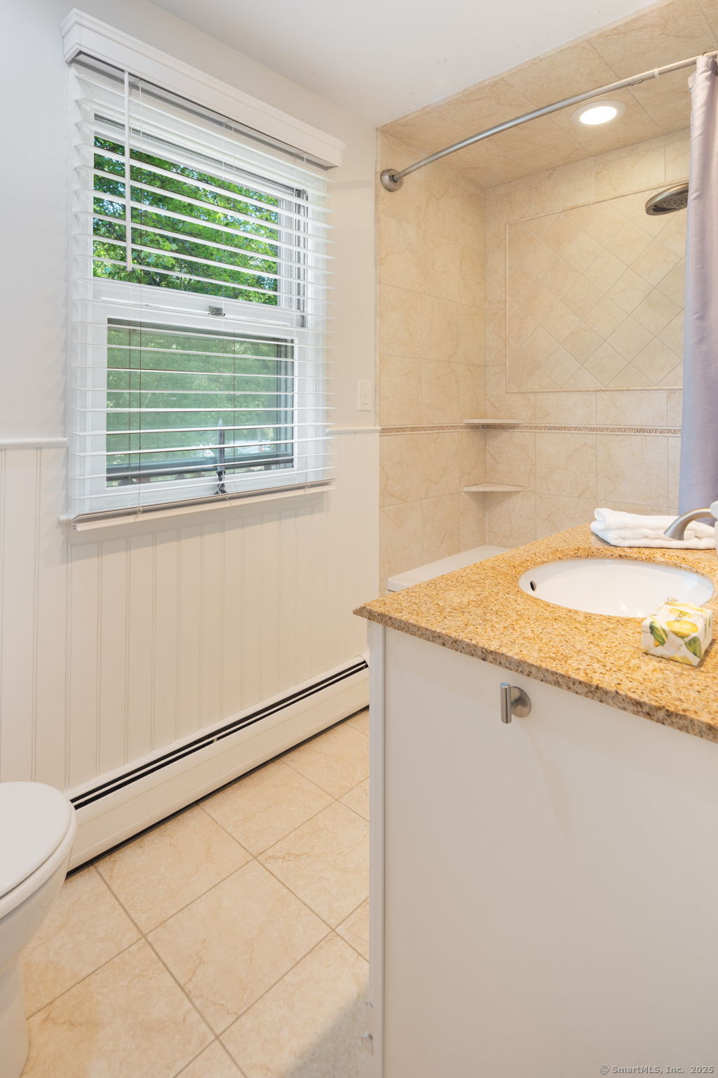 Easton, Connecticut 06612, United States, 4 Bedrooms Bedrooms, ,3 BathroomsBathrooms,Residential,Pending,207595