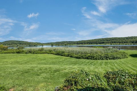 A home in Deep River