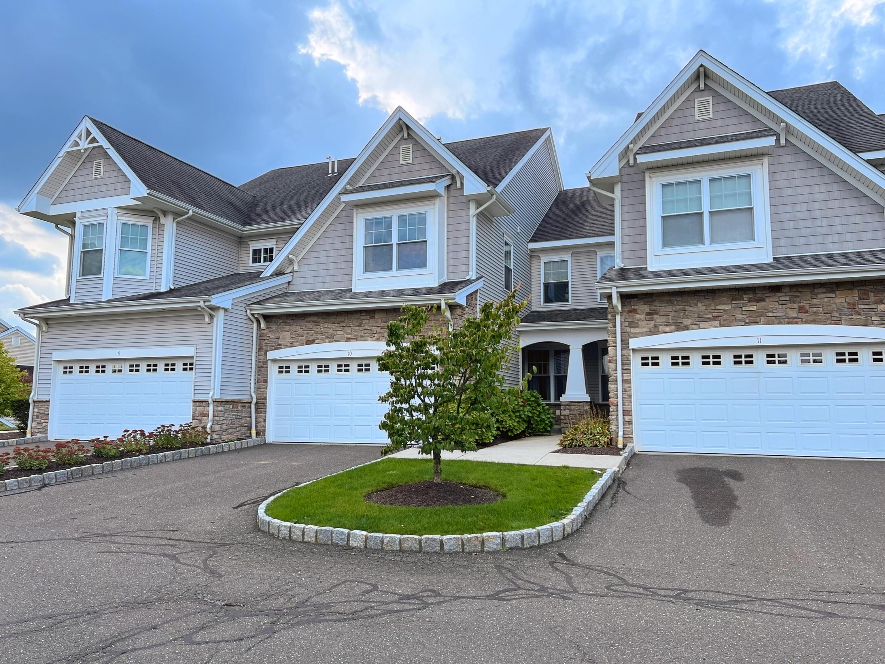 Rental Property at Sampson Terrace 10, Danbury, Connecticut - Bedrooms: 3 
Bathrooms: 3.5 
Rooms: 7  - $4,100 MO.