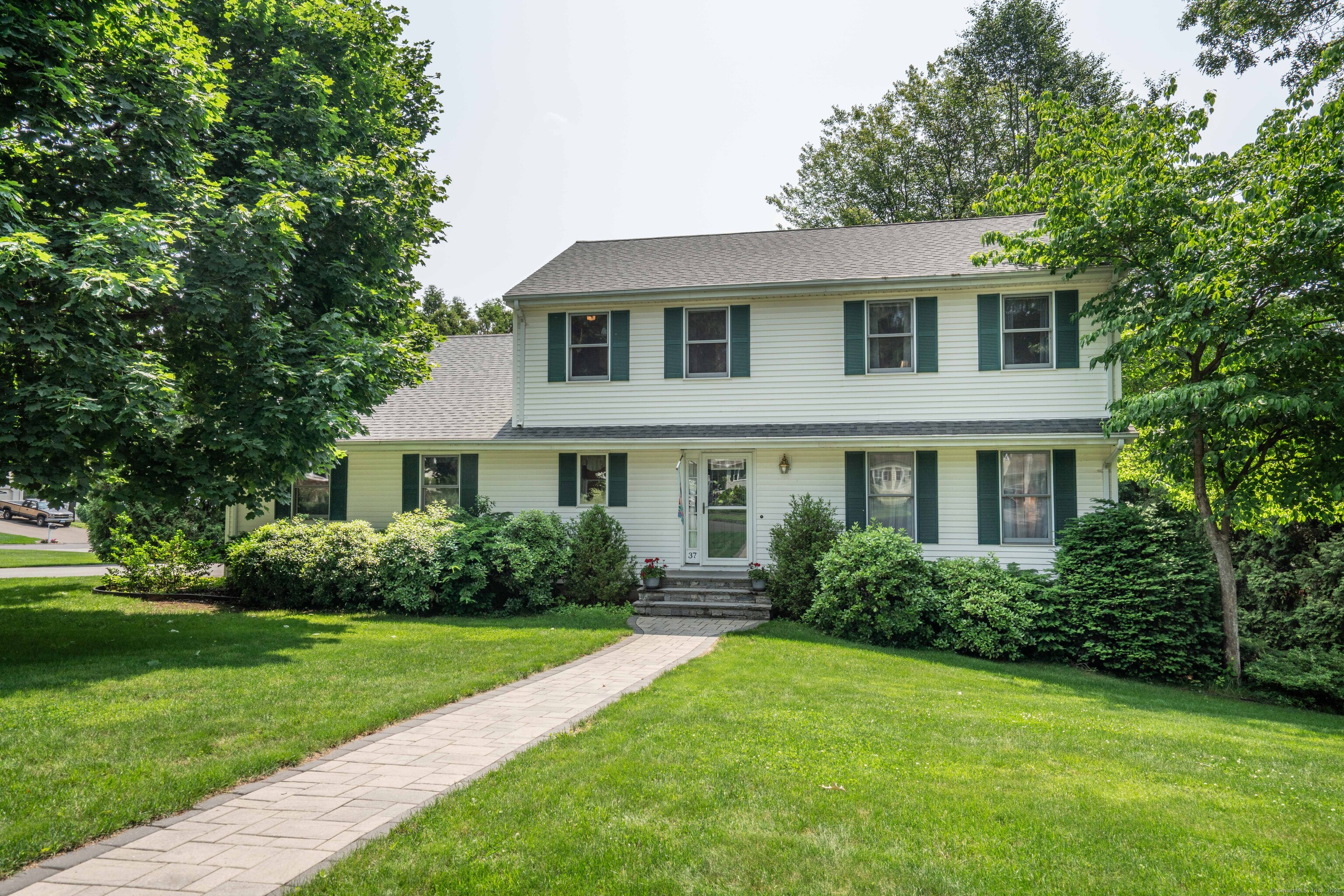 Woods Way, Newington, Connecticut - 4 Bedrooms  
4 Bathrooms  
8 Rooms - 