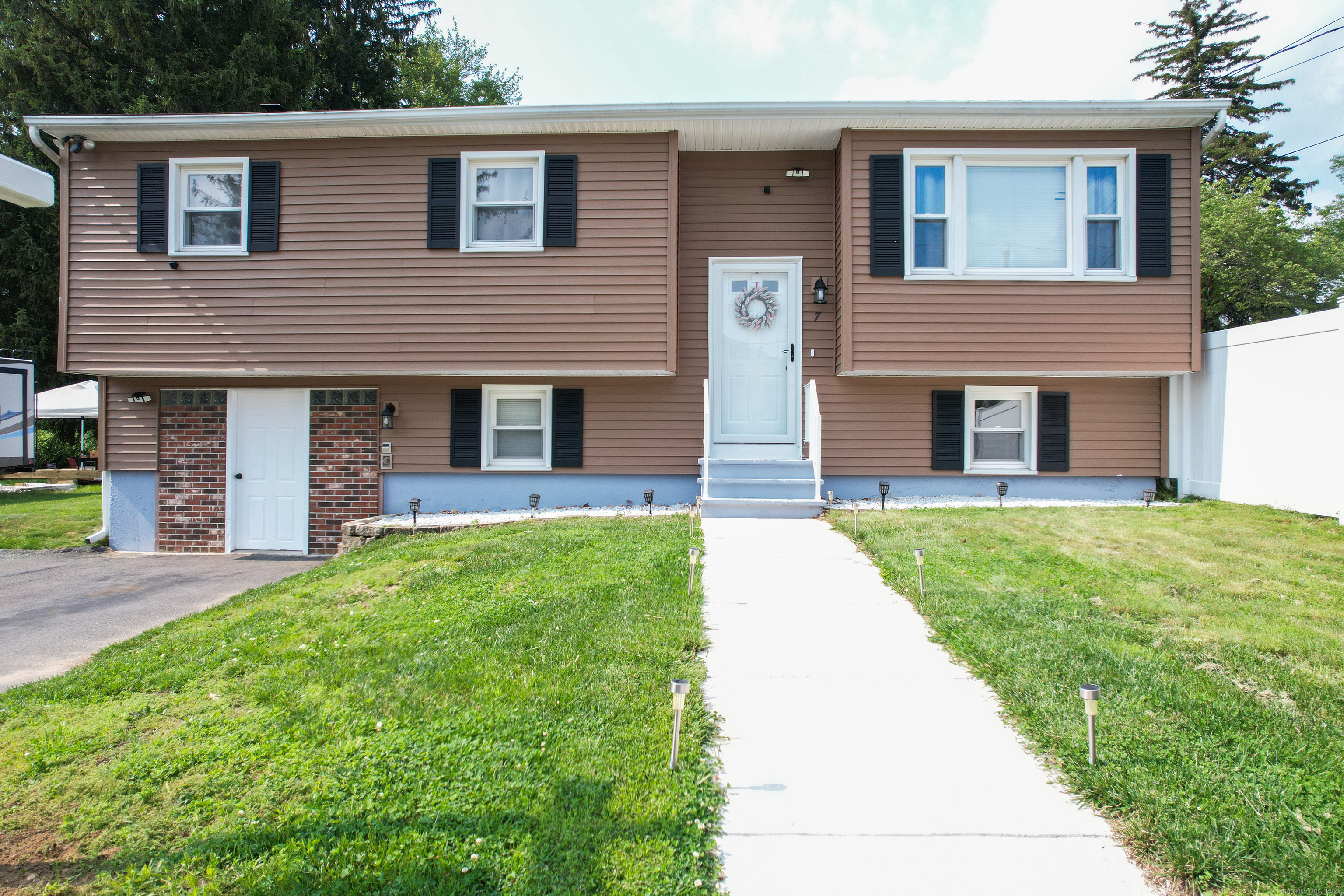 Pleasant Street, Wolcott, Connecticut - 3 Bedrooms  
1 Bathrooms  
5 Rooms - 